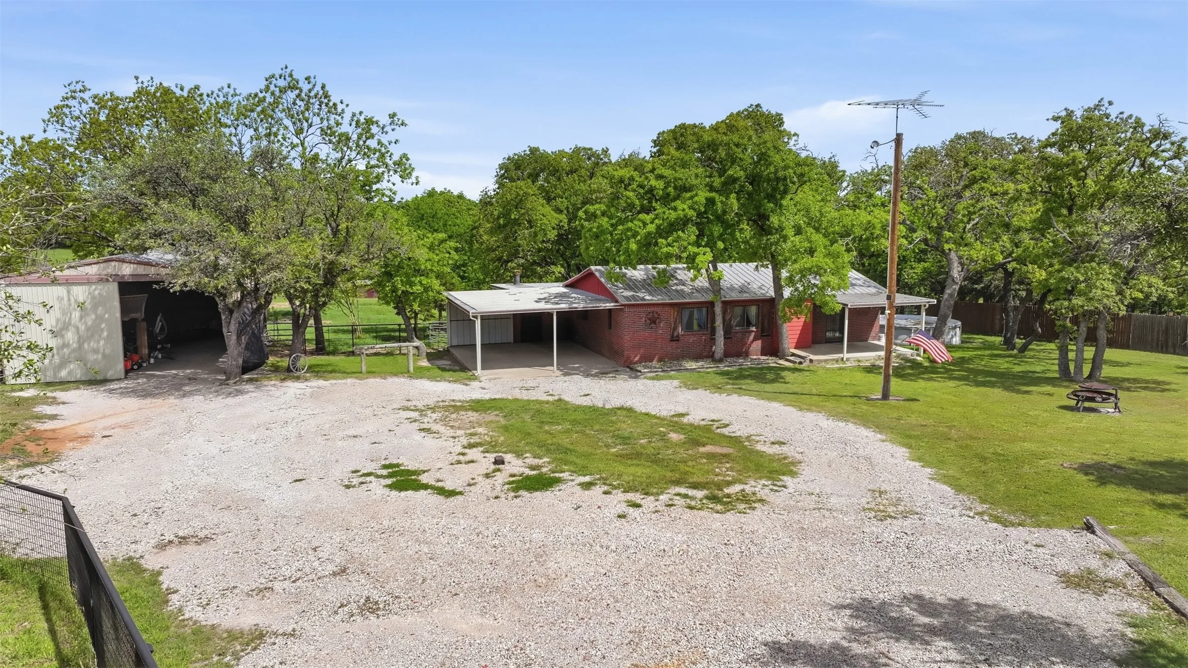 Farm For Sale in Parker County , 591 Mcfarland Lane, Weatherford, Texas 76088, 3 Bedroom, 2 Bathroom, Garage spaces, 1,632 Sqft, built in 1983, Preowned, mls#21235478, Real Estate Agent in Weatherford, Homes For Sale in Parker county, Homes For Sale in Weatherford, Realtor in Weatherford Texas, Real Estate Brokerage Independent Realty Texas, Luminita Cordes Realtor