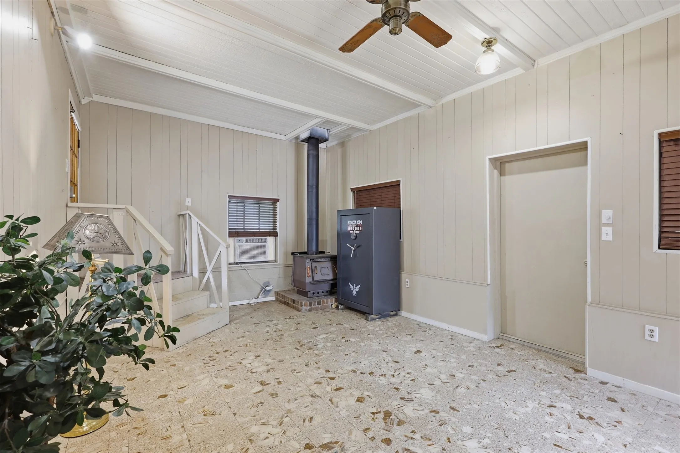 Farm For Sale in Parker County , 591 Mcfarland Lane, Weatherford, Texas 76088, 3 Bedroom, 2 Bathroom, Garage spaces, 1,632 Sqft, built in 1983, Preowned, mls#21235478, Real Estate Agent in Weatherford, Homes For Sale in Parker county, Homes For Sale in Weatherford, Realtor in Weatherford Texas, Real Estate Brokerage Independent Realty Texas, Luminita Cordes Realtor
