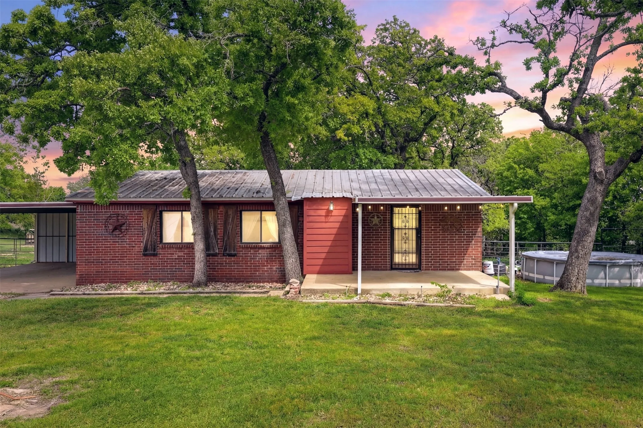 Farm For Sale in Parker County , 591 Mcfarland Lane, Weatherford, Texas 76088, 3 Bedroom, 2 Bathroom, Garage spaces, 1,632 Sqft, built in 1983, Preowned, mls#21235478, Real Estate Agent in Weatherford, Homes For Sale in Parker county, Homes For Sale in Weatherford, Realtor in Weatherford Texas, Real Estate Brokerage Independent Realty Texas, Luminita Cordes Realtor