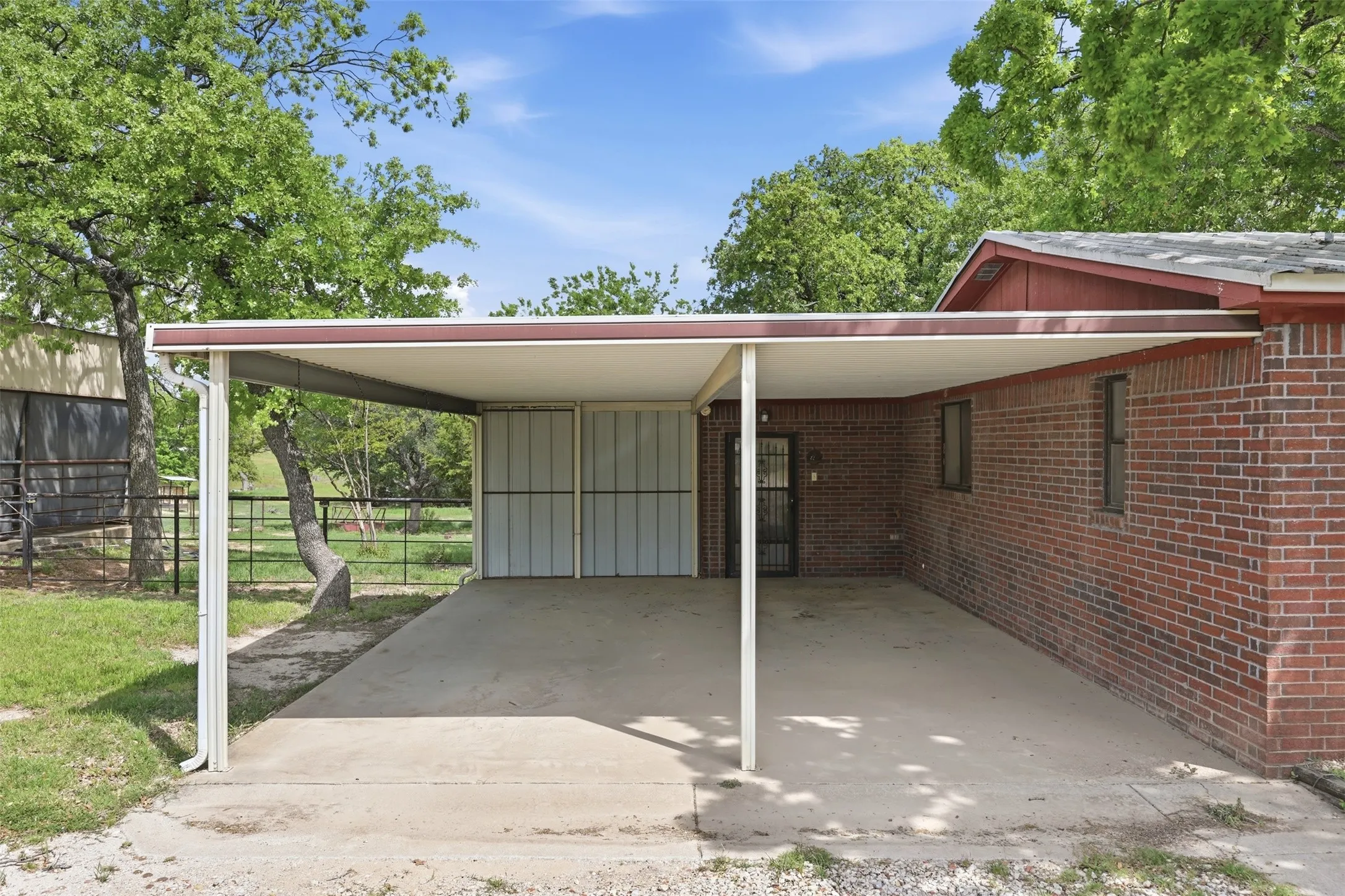 Farm For Sale in Parker County , 591 Mcfarland Lane, Weatherford, Texas 76088, 3 Bedroom, 2 Bathroom, Garage spaces, 1,632 Sqft, built in 1983, Preowned, mls#21235478, Real Estate Agent in Weatherford, Homes For Sale in Parker county, Homes For Sale in Weatherford, Realtor in Weatherford Texas, Real Estate Brokerage Independent Realty Texas, Luminita Cordes Realtor