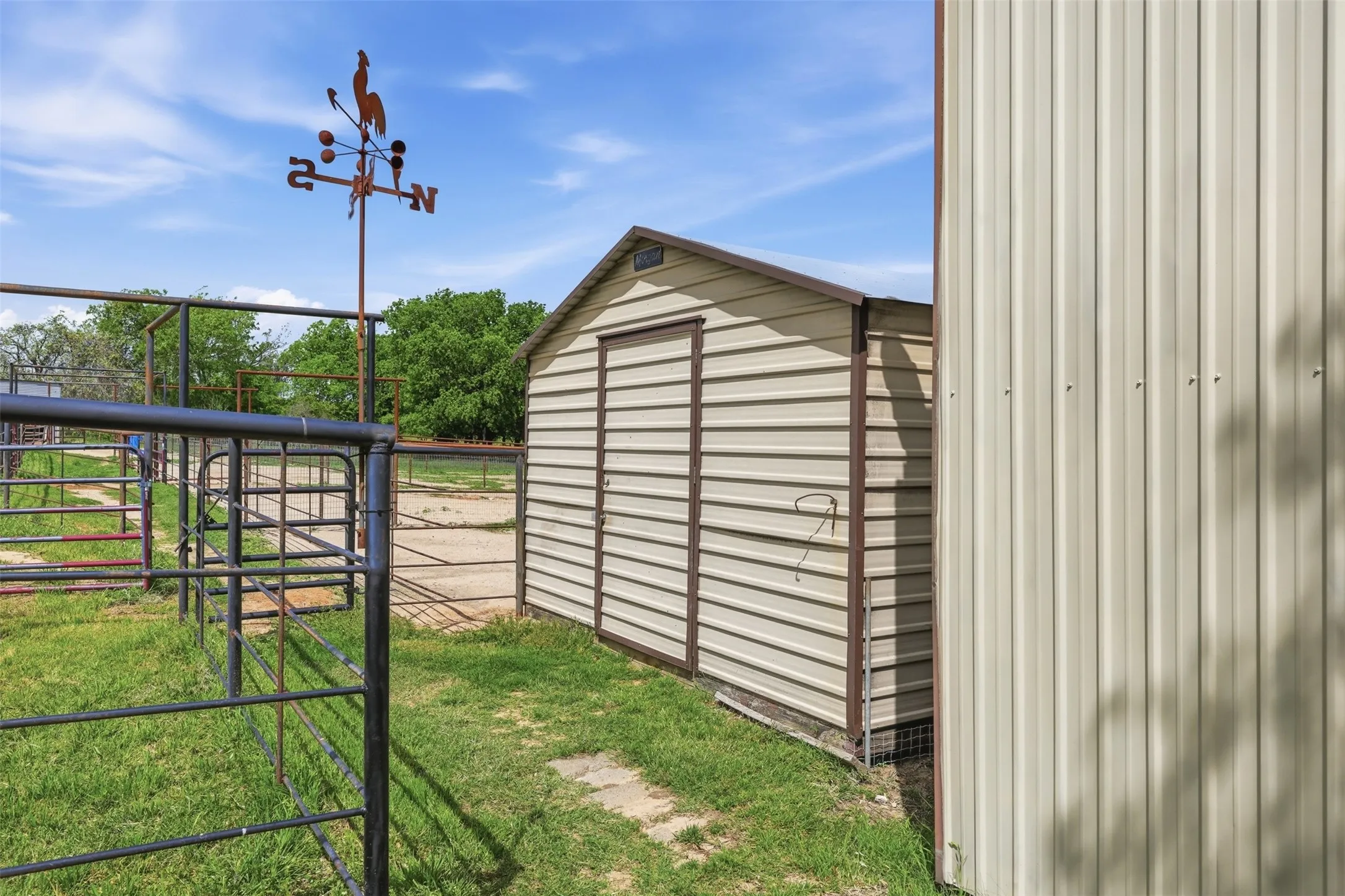 Farm For Sale in Parker County , 591 Mcfarland Lane, Weatherford, Texas 76088, 3 Bedroom, 2 Bathroom, Garage spaces, 1,632 Sqft, built in 1983, Preowned, mls#21235478, Real Estate Agent in Weatherford, Homes For Sale in Parker county, Homes For Sale in Weatherford, Realtor in Weatherford Texas, Real Estate Brokerage Independent Realty Texas, Luminita Cordes Realtor