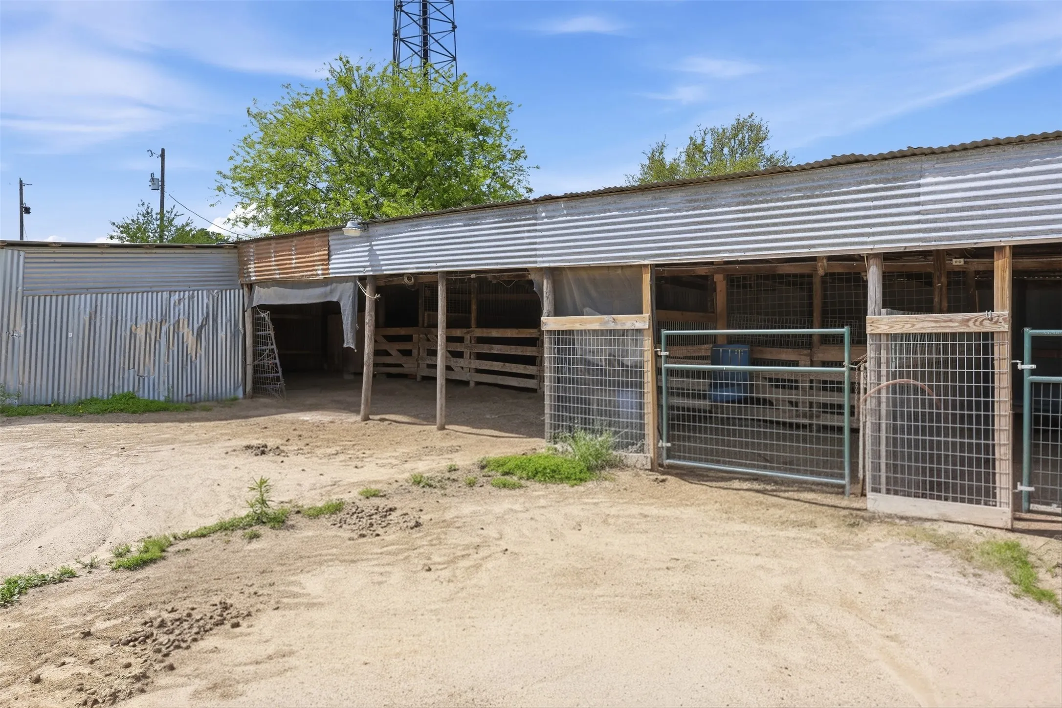Farm For Sale in Parker County , 591 Mcfarland Lane, Weatherford, Texas 76088, 3 Bedroom, 2 Bathroom, Garage spaces, 1,632 Sqft, built in 1983, Preowned, mls#21235478, Real Estate Agent in Weatherford, Homes For Sale in Parker county, Homes For Sale in Weatherford, Realtor in Weatherford Texas, Real Estate Brokerage Independent Realty Texas, Luminita Cordes Realtor
