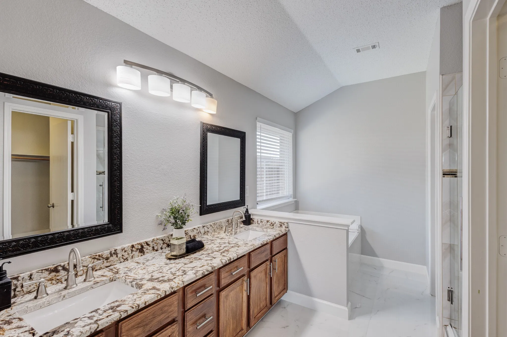 Single Family Residence For Sale in Dallas County , 7218 Compass Point Drive, Rowlett, Texas 75089, 4 Bedroom, 2 Bathroom, 2 Garage spaces, 2,564 Sqft, built in 2003, mls#21236892, Real Estate Agent in Rowlett, Homes For Sale in Dallas county, Homes For Sale in Rowlett, Realtor in Rowlett Texas, Real Estate Brokerage Independent Realty Texas, Luminita Cordes Realtor