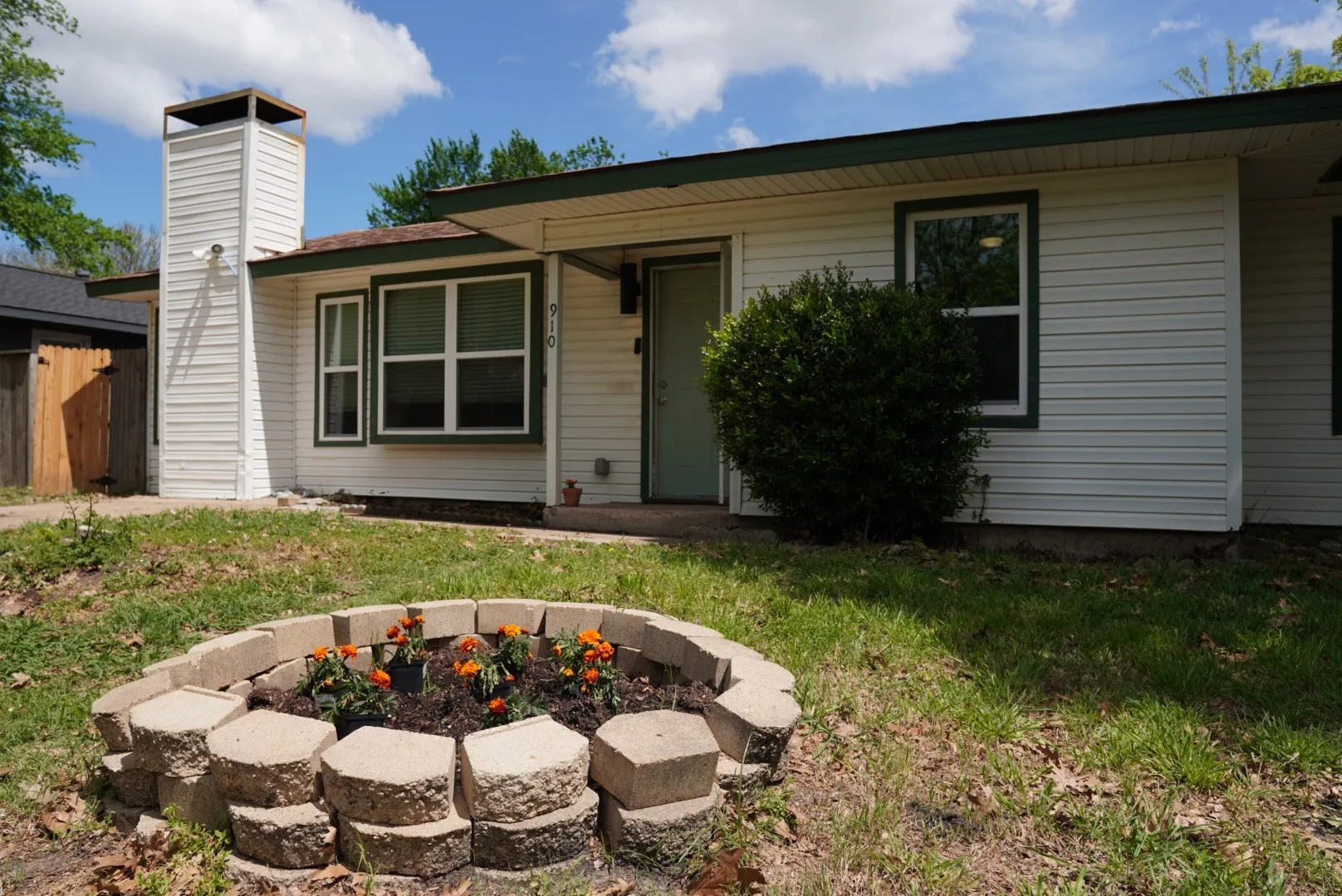 Single Family Residence For Sale in Dallas County , 910 Pampa Drive, Mesquite, Texas 75149, 3 Bedrooms, 2 Bathrooms, Garage spaces, 1,709 Sqft, built in 1958, Price $224,000, mls#21236914, Real Estate Agent in Mesquite, Homes For Sale in Dallas county, Homes For Sale in Mesquite, Realtor in Mesquite Texas, Real Estate Brokerage Independent Realty Texas, Luminita Cordes Realtor
