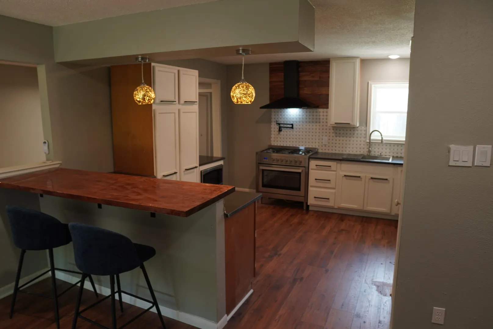 gas range, eat in bar, pot filler