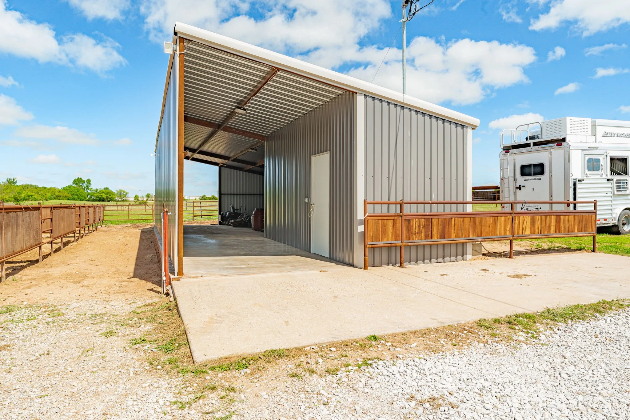 Farm For Sale in Erath County , 1705 US Highway 67, Stephenville, Texas 76401, 3 Bedroom, 2 Bathroom, 2 Garage spaces, 2,829 Sqft, built in 1963, mls#21235991, Real Estate Agent in Stephenville, Homes For Sale in Erath county, Homes For Sale in Stephenville, Realtor in Stephenville Texas, Real Estate Brokerage Independent Realty Texas, Luminita Cordes Realtor