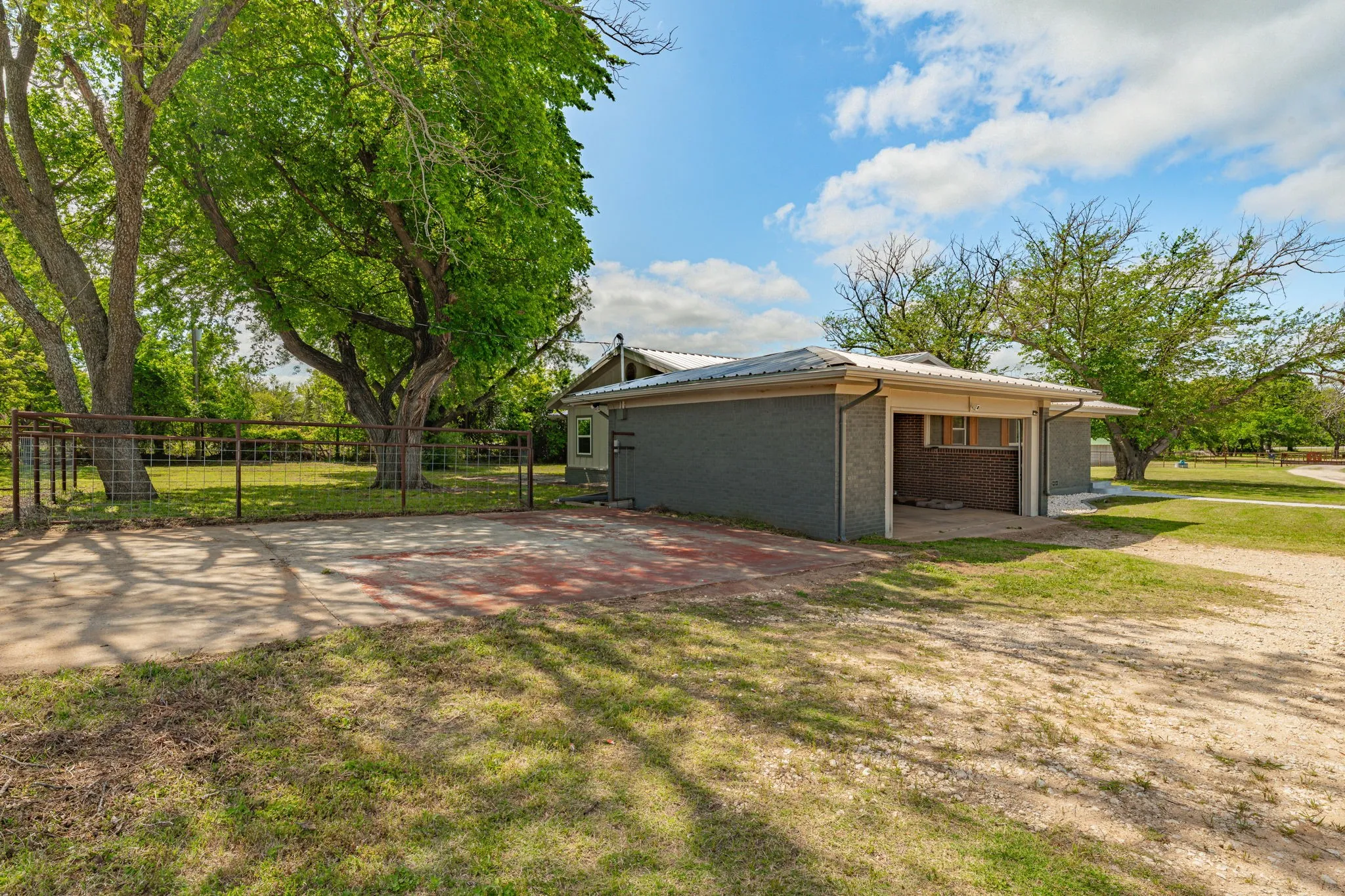 Farm For Sale in Erath County , 1705 US Highway 67, Stephenville, Texas 76401, 3 Bedroom, 2 Bathroom, 2 Garage spaces, 2,829 Sqft, built in 1963, mls#21235991, Real Estate Agent in Stephenville, Homes For Sale in Erath county, Homes For Sale in Stephenville, Realtor in Stephenville Texas, Real Estate Brokerage Independent Realty Texas, Luminita Cordes Realtor