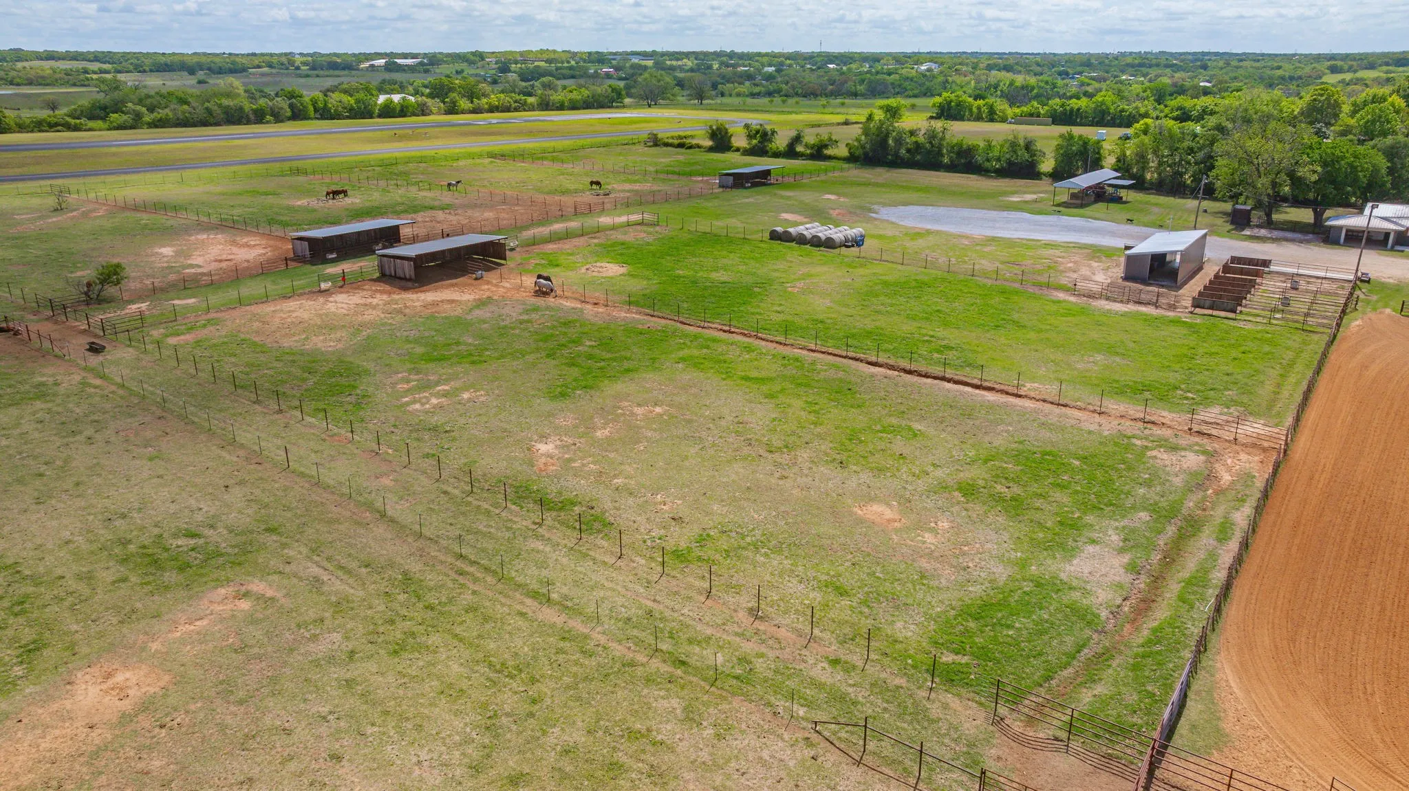 Farm For Sale in Erath County , 1705 US Highway 67, Stephenville, Texas 76401, 3 Bedroom, 2 Bathroom, 2 Garage spaces, 2,829 Sqft, built in 1963, mls#21235991, Real Estate Agent in Stephenville, Homes For Sale in Erath county, Homes For Sale in Stephenville, Realtor in Stephenville Texas, Real Estate Brokerage Independent Realty Texas, Luminita Cordes Realtor
