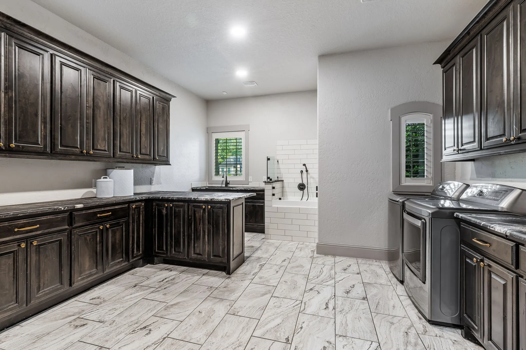 Single Family Residence For Sale in Denton County , 521 W Waters Edge Way, Oak Point, Texas 75068, 4 Bedroom, 4 Bathroom, 5 Garage spaces, 6,083 Sqft, built in 2018, Preowned, mls#21233589, Real Estate Agent in Oak Point, Homes For Sale in Denton county, Homes For Sale in Oak Point, Realtor in Oak Point Texas, Real Estate Brokerage Independent Realty Texas, Luminita Cordes Realtor