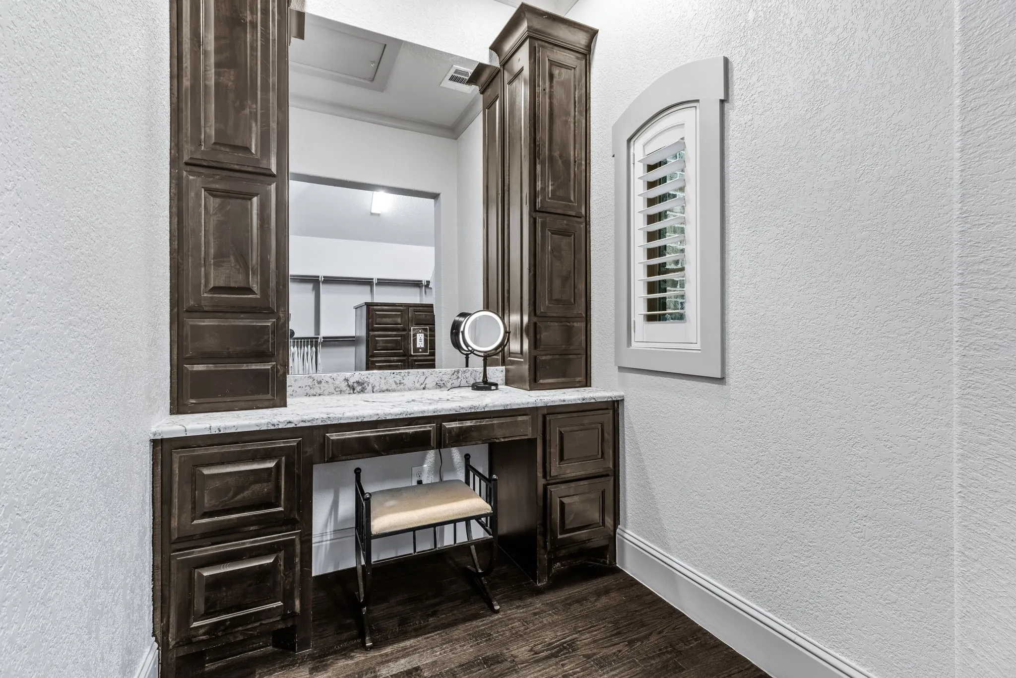 Single Family Residence For Sale in Denton County , 521 W Waters Edge Way, Oak Point, Texas 75068, 4 Bedroom, 4 Bathroom, 5 Garage spaces, 6,083 Sqft, built in 2018, Preowned, mls#21233589, Real Estate Agent in Oak Point, Homes For Sale in Denton county, Homes For Sale in Oak Point, Realtor in Oak Point Texas, Real Estate Brokerage Independent Realty Texas, Luminita Cordes Realtor