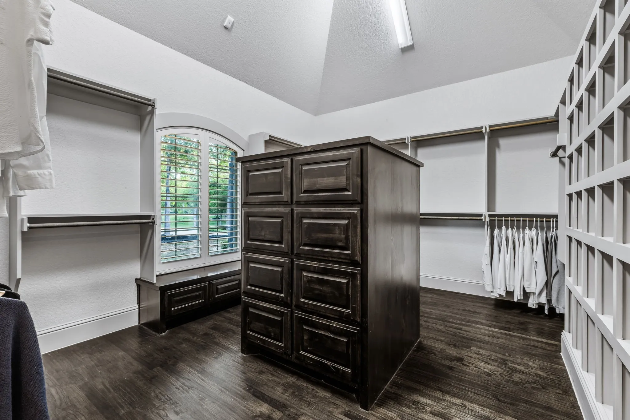 Single Family Residence For Sale in Denton County , 521 W Waters Edge Way, Oak Point, Texas 75068, 4 Bedroom, 4 Bathroom, 5 Garage spaces, 6,083 Sqft, built in 2018, Preowned, mls#21233589, Real Estate Agent in Oak Point, Homes For Sale in Denton county, Homes For Sale in Oak Point, Realtor in Oak Point Texas, Real Estate Brokerage Independent Realty Texas, Luminita Cordes Realtor
