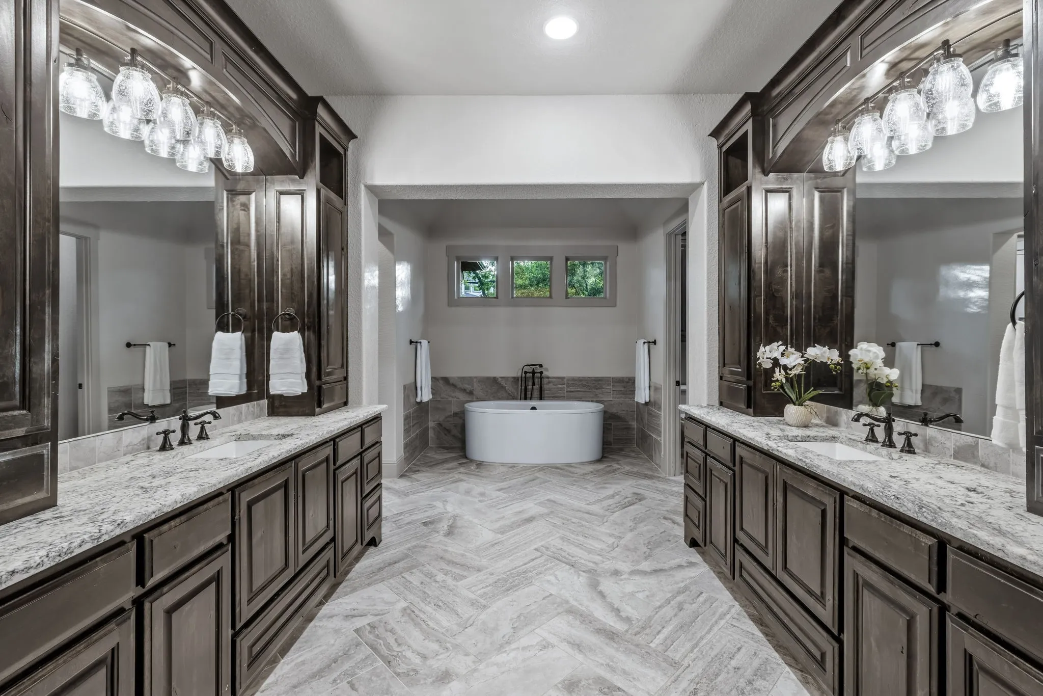 Single Family Residence For Sale in Denton County , 521 W Waters Edge Way, Oak Point, Texas 75068, 4 Bedroom, 4 Bathroom, 5 Garage spaces, 6,083 Sqft, built in 2018, Preowned, mls#21233589, Real Estate Agent in Oak Point, Homes For Sale in Denton county, Homes For Sale in Oak Point, Realtor in Oak Point Texas, Real Estate Brokerage Independent Realty Texas, Luminita Cordes Realtor