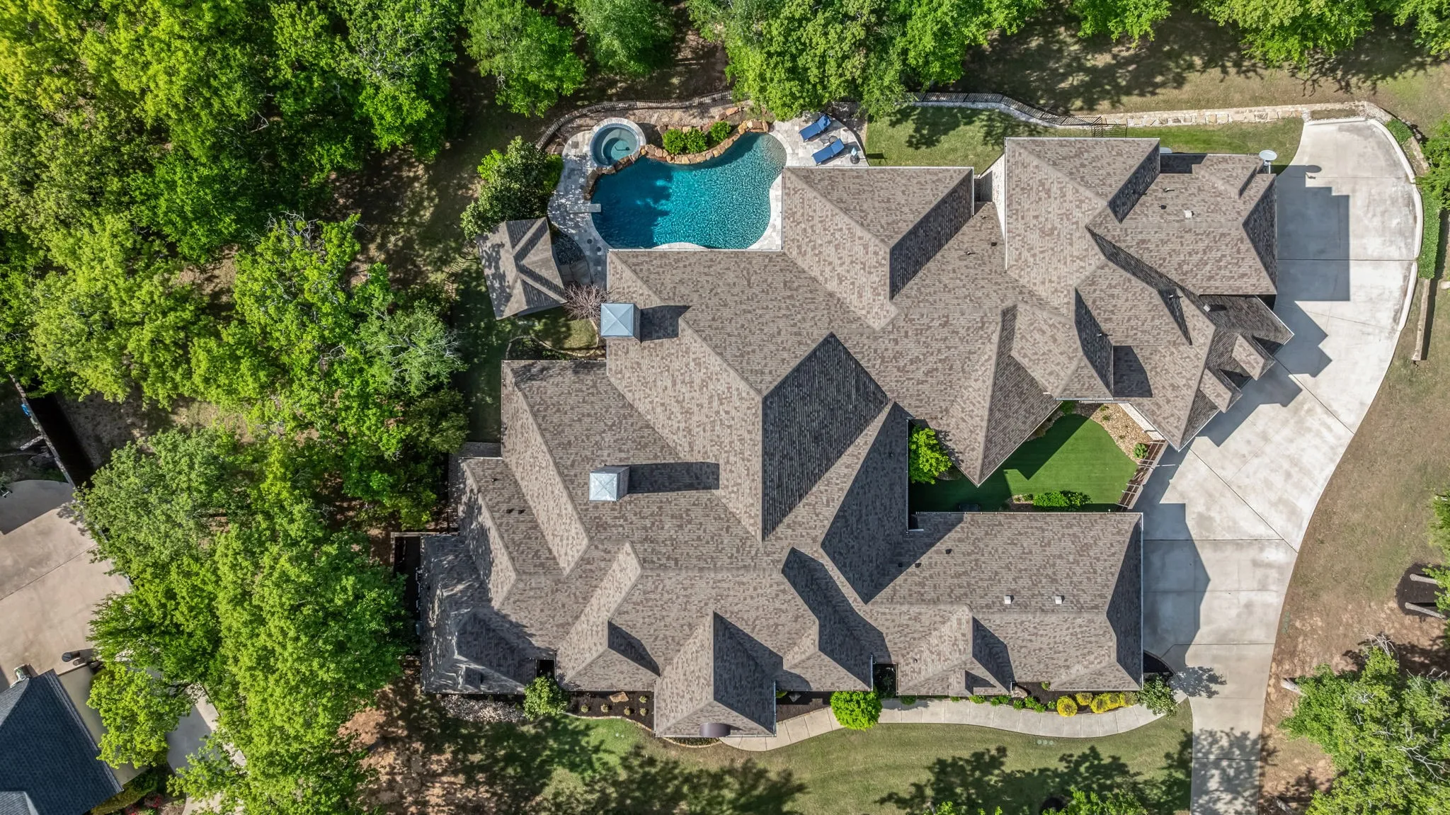 Single Family Residence For Sale in Denton County , 521 W Waters Edge Way, Oak Point, Texas 75068, 4 Bedroom, 4 Bathroom, 5 Garage spaces, 6,083 Sqft, built in 2018, Preowned, mls#21233589, Real Estate Agent in Oak Point, Homes For Sale in Denton county, Homes For Sale in Oak Point, Realtor in Oak Point Texas, Real Estate Brokerage Independent Realty Texas, Luminita Cordes Realtor