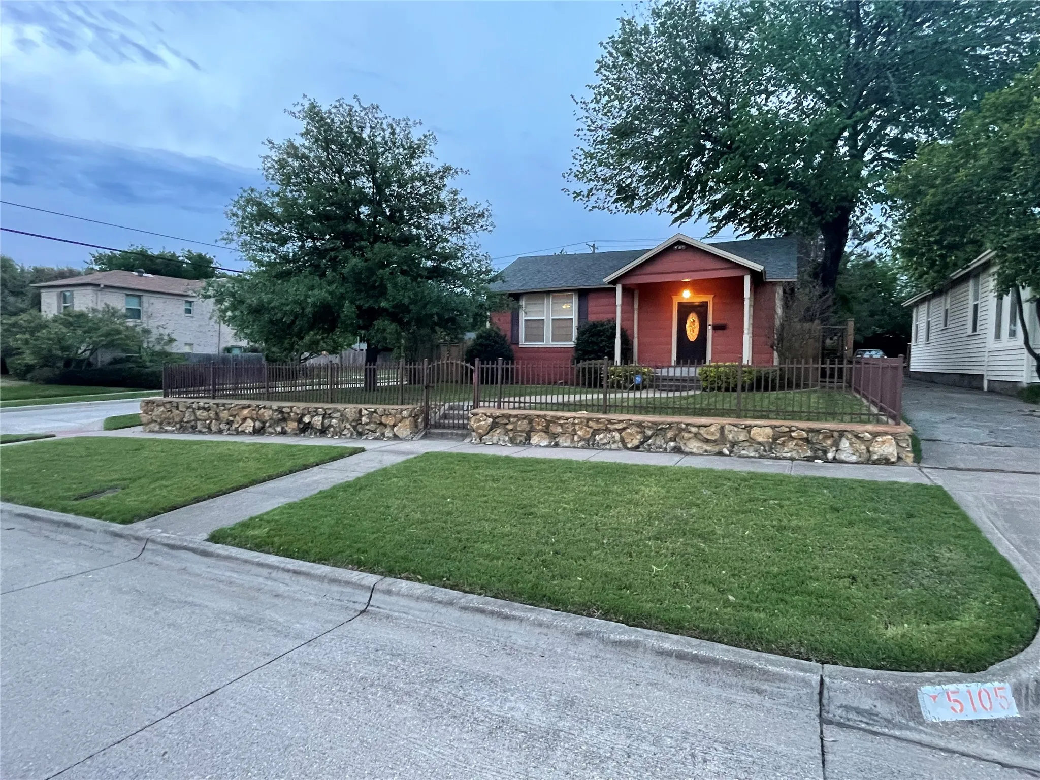 Single Family Residence For Sale in Tarrant County , 5101 Birchman Avenue, Fort Worth, Texas 76107, 2 Bedroom, 1 Bathroom, Garage spaces, 1,425 Sqft, built in 1930, Preowned, mls#21235355, Real Estate Agent in Fort Worth, Homes For Sale in Tarrant county, Homes For Sale in Fort Worth, Realtor in Fort Worth Texas, Real Estate Brokerage Independent Realty Texas, Luminita Cordes Realtor