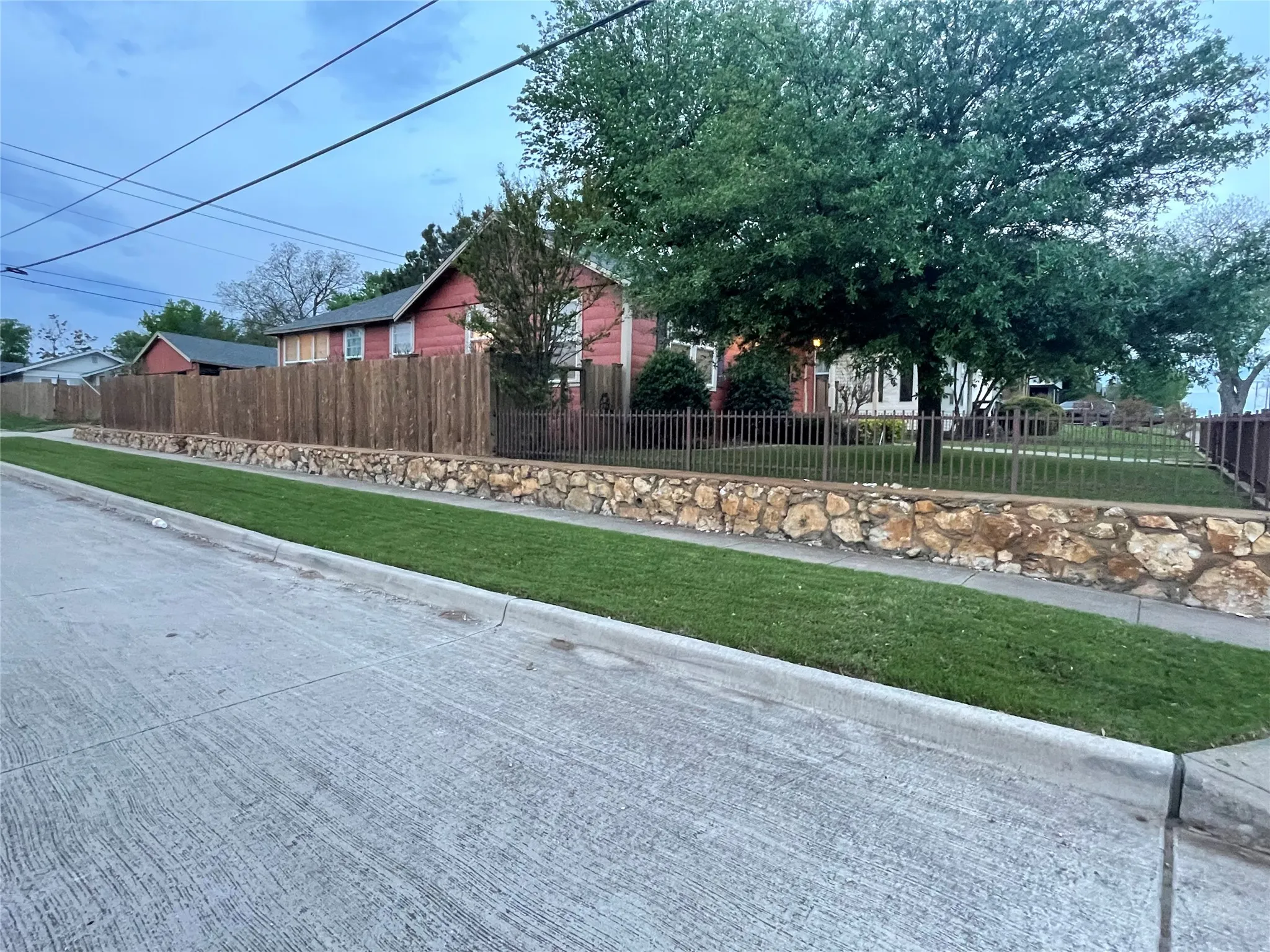 Single Family Residence For Sale in Tarrant County , 5101 Birchman Avenue, Fort Worth, Texas 76107, 2 Bedroom, 1 Bathroom, Garage spaces, 1,425 Sqft, built in 1930, Preowned, mls#21235355, Real Estate Agent in Fort Worth, Homes For Sale in Tarrant county, Homes For Sale in Fort Worth, Realtor in Fort Worth Texas, Real Estate Brokerage Independent Realty Texas, Luminita Cordes Realtor