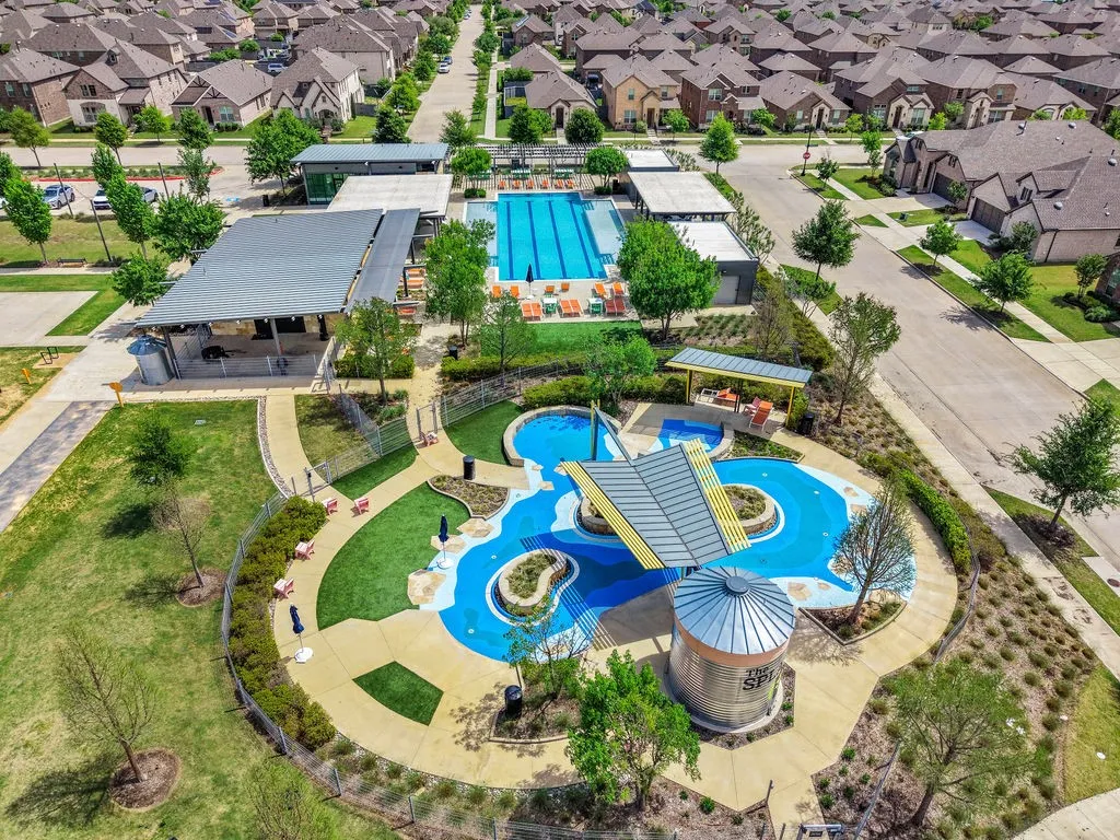  2 resort-style pools