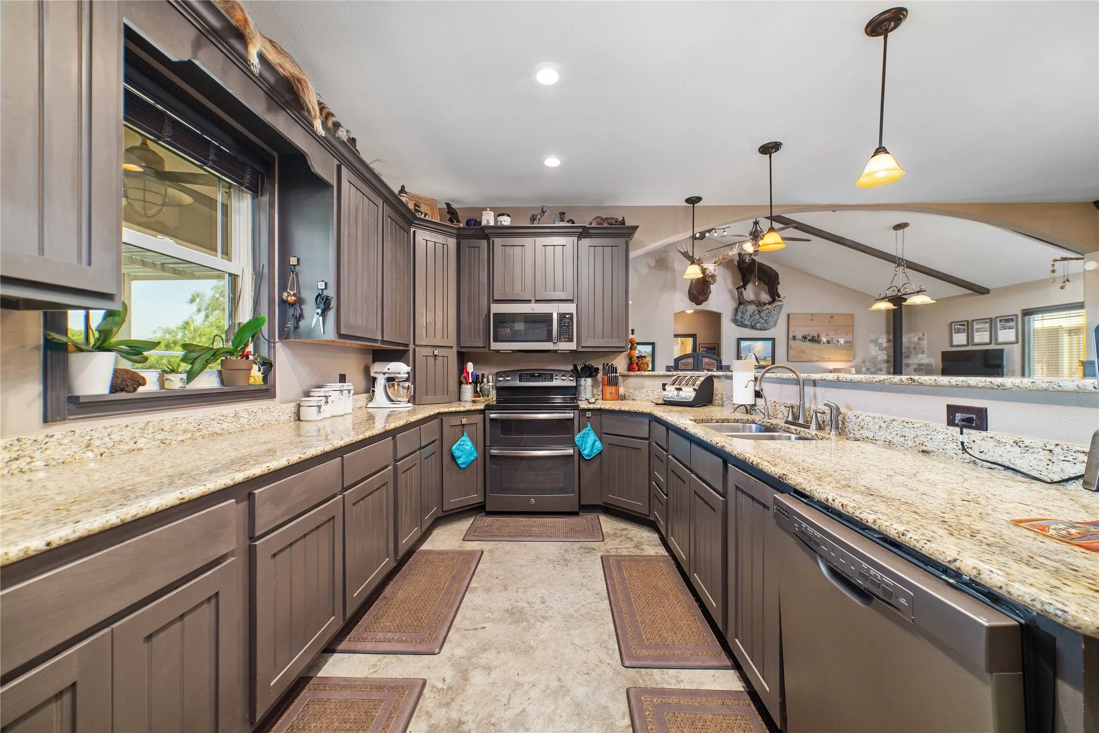 Single Family Residence For Sale in San Saba County , 217 County Rd. 102, San Saba, Texas 76877, 4 Bedrooms, 2 Bathrooms, 2 Garage spaces, 2,210 Sqft, built in 2015, New Construction - Complete, Price $795,000, mls#21229024, Real Estate Agent in San Saba, Homes For Sale in San Saba county, Homes For Sale in San Saba, Realtor in San Saba Texas, Real Estate Brokerage Independent Realty Texas, Luminita Cordes Realtor