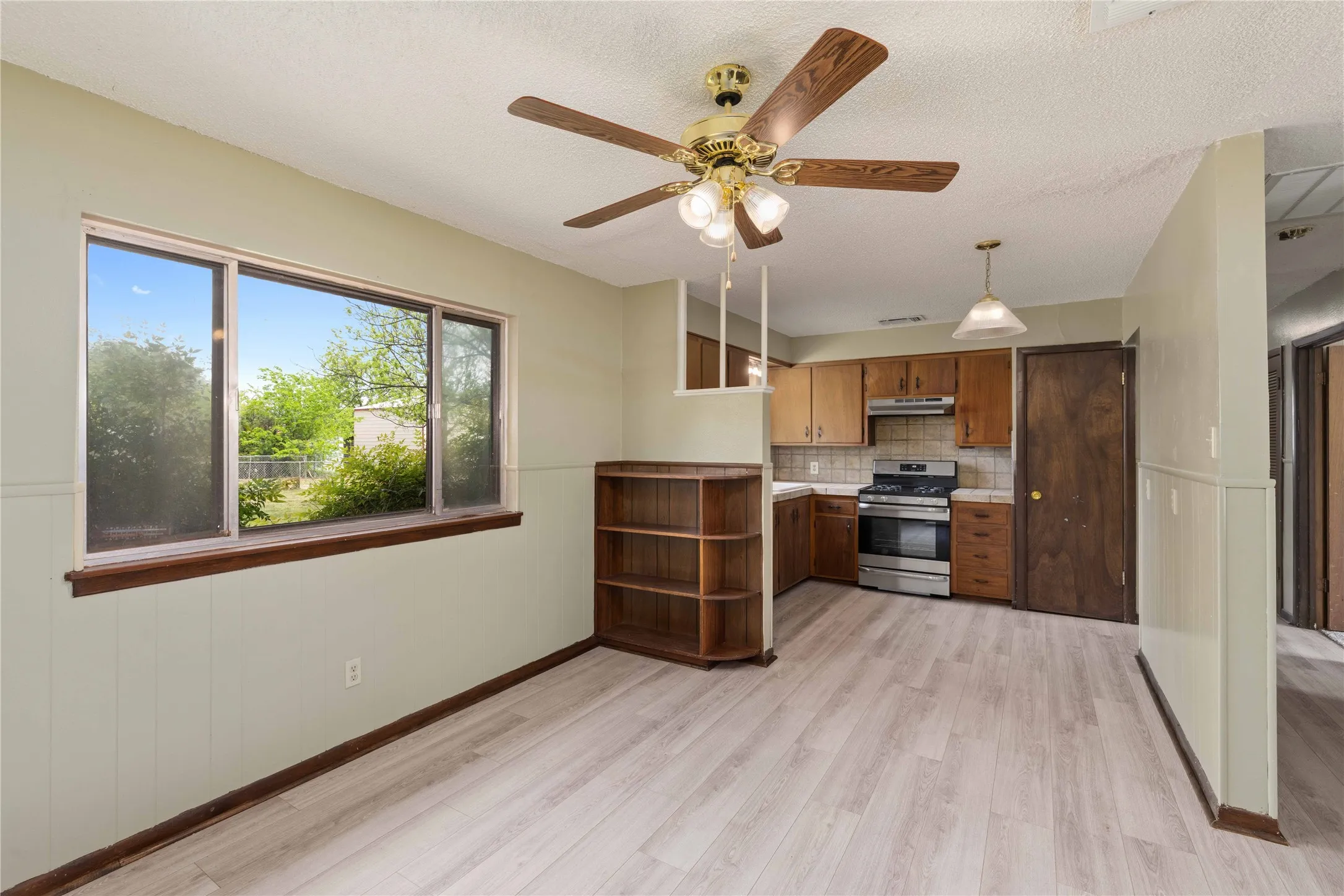 Single Family Residence For Sale in Coleman County , 900 W 2nd Street, Coleman, Texas 76834, 3 Bedroom, 2 Bathroom, Garage spaces, 1,304 Sqft, built in 0, mls#21237042, Real Estate Agent in Coleman, Homes For Sale in Coleman county, Homes For Sale in Coleman, Realtor in Coleman Texas, Real Estate Brokerage Independent Realty Texas, Luminita Cordes Realtor