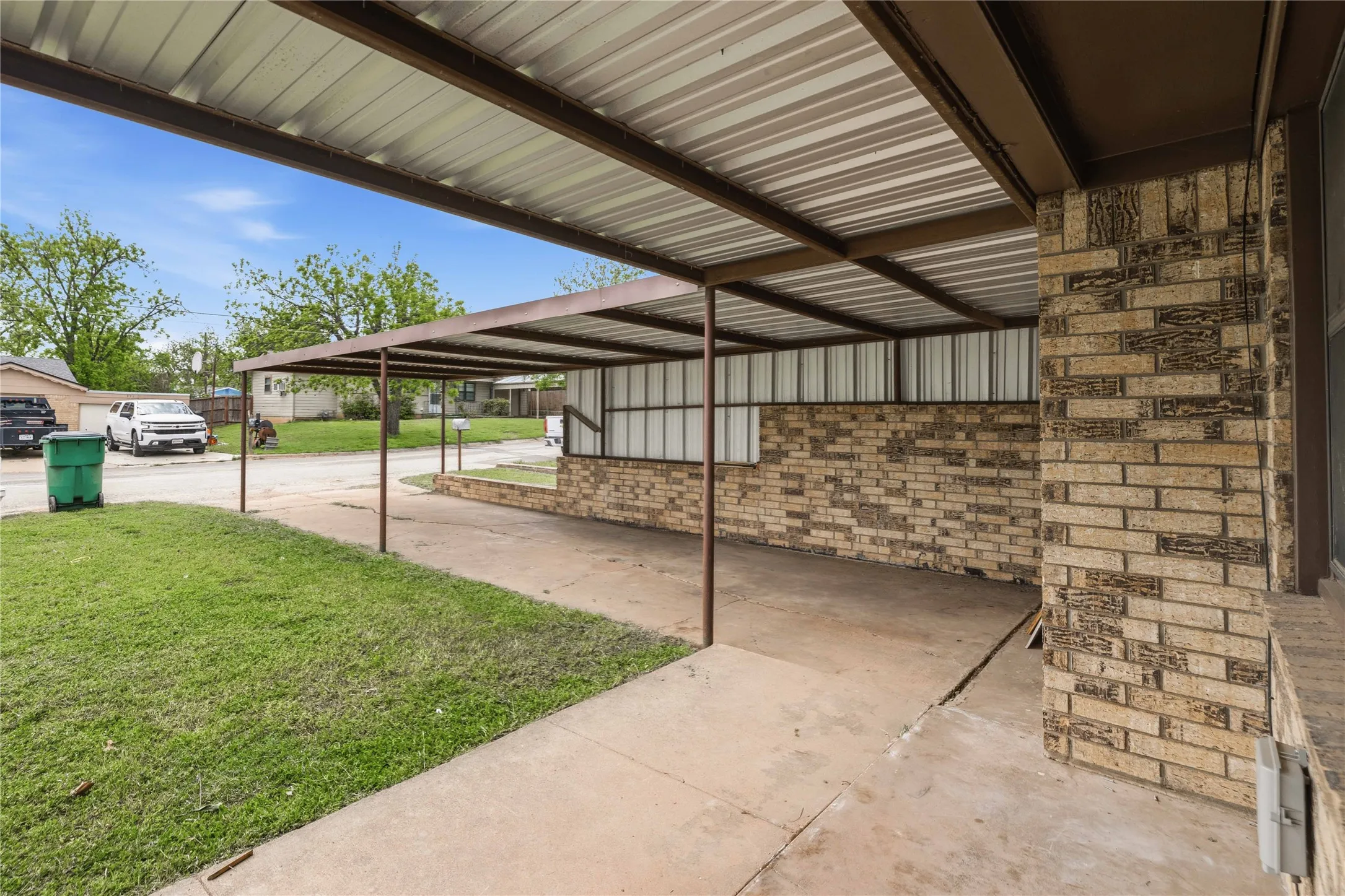 Single Family Residence For Sale in Coleman County , 900 W 2nd Street, Coleman, Texas 76834, 3 Bedroom, 2 Bathroom, Garage spaces, 1,304 Sqft, built in 0, mls#21237042, Real Estate Agent in Coleman, Homes For Sale in Coleman county, Homes For Sale in Coleman, Realtor in Coleman Texas, Real Estate Brokerage Independent Realty Texas, Luminita Cordes Realtor
