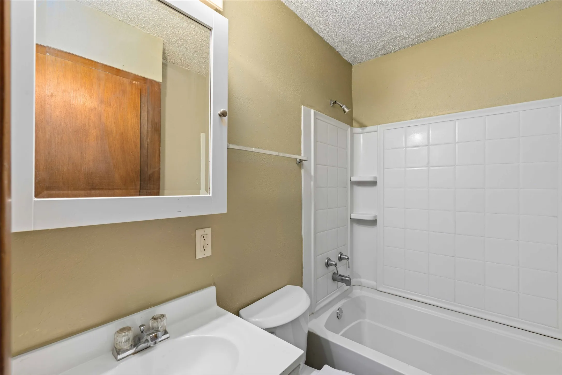 Bathroom 2 bedroom side