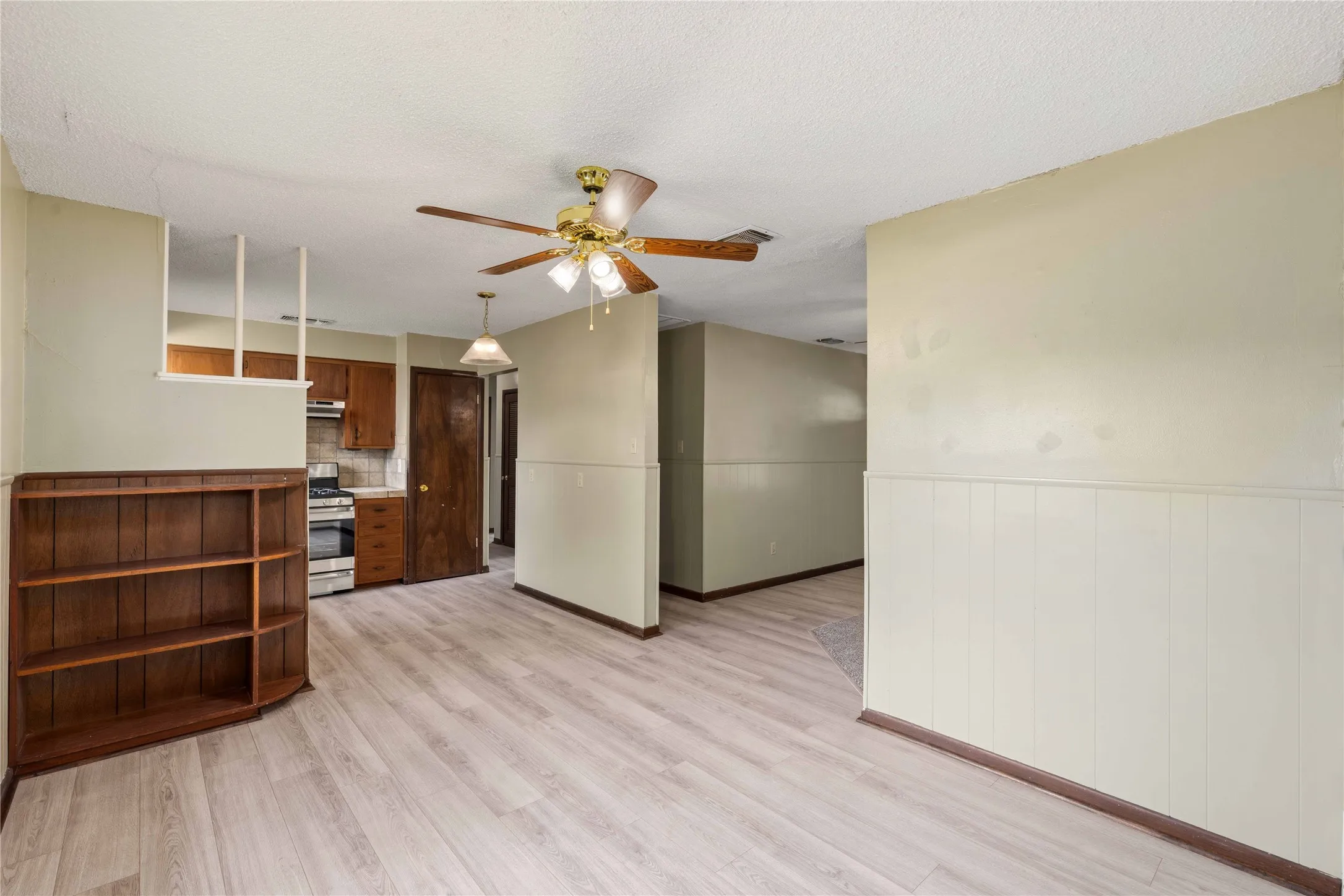 Single Family Residence For Sale in Coleman County , 900 W 2nd Street, Coleman, Texas 76834, 3 Bedroom, 2 Bathroom, Garage spaces, 1,304 Sqft, built in 0, mls#21237042, Real Estate Agent in Coleman, Homes For Sale in Coleman county, Homes For Sale in Coleman, Realtor in Coleman Texas, Real Estate Brokerage Independent Realty Texas, Luminita Cordes Realtor