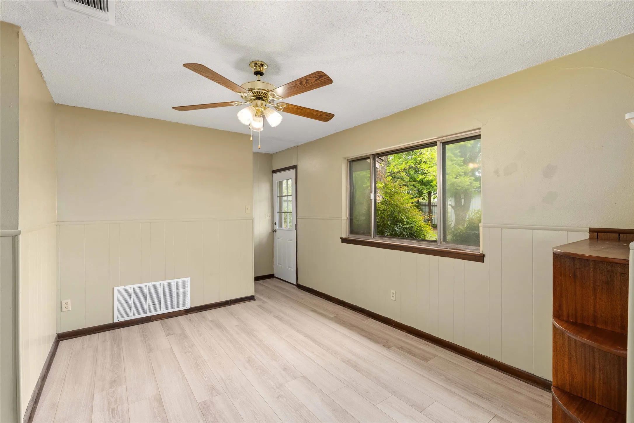 Single Family Residence For Sale in Coleman County , 900 W 2nd Street, Coleman, Texas 76834, 3 Bedroom, 2 Bathroom, Garage spaces, 1,304 Sqft, built in 0, mls#21237042, Real Estate Agent in Coleman, Homes For Sale in Coleman county, Homes For Sale in Coleman, Realtor in Coleman Texas, Real Estate Brokerage Independent Realty Texas, Luminita Cordes Realtor