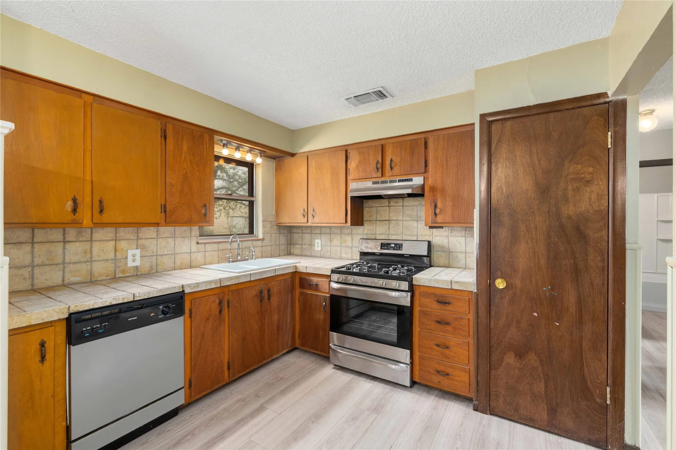 Single Family Residence For Sale in Coleman County , 900 W 2nd Street, Coleman, Texas 76834, 3 Bedroom, 2 Bathroom, Garage spaces, 1,304 Sqft, built in 0, mls#21237042, Real Estate Agent in Coleman, Homes For Sale in Coleman county, Homes For Sale in Coleman, Realtor in Coleman Texas, Real Estate Brokerage Independent Realty Texas, Luminita Cordes Realtor