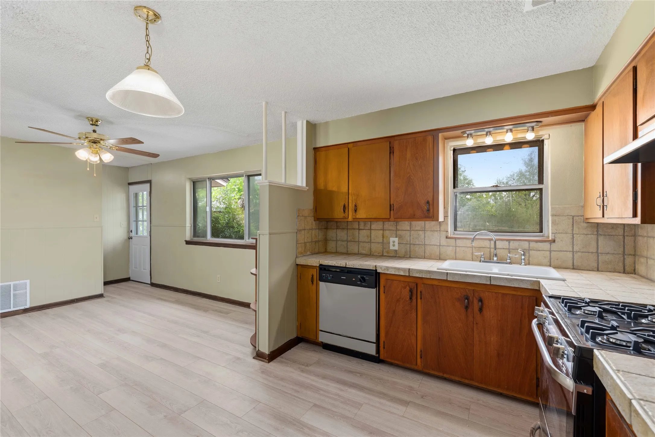 Single Family Residence For Sale in Coleman County , 900 W 2nd Street, Coleman, Texas 76834, 3 Bedroom, 2 Bathroom, Garage spaces, 1,304 Sqft, built in 0, mls#21237042, Real Estate Agent in Coleman, Homes For Sale in Coleman county, Homes For Sale in Coleman, Realtor in Coleman Texas, Real Estate Brokerage Independent Realty Texas, Luminita Cordes Realtor
