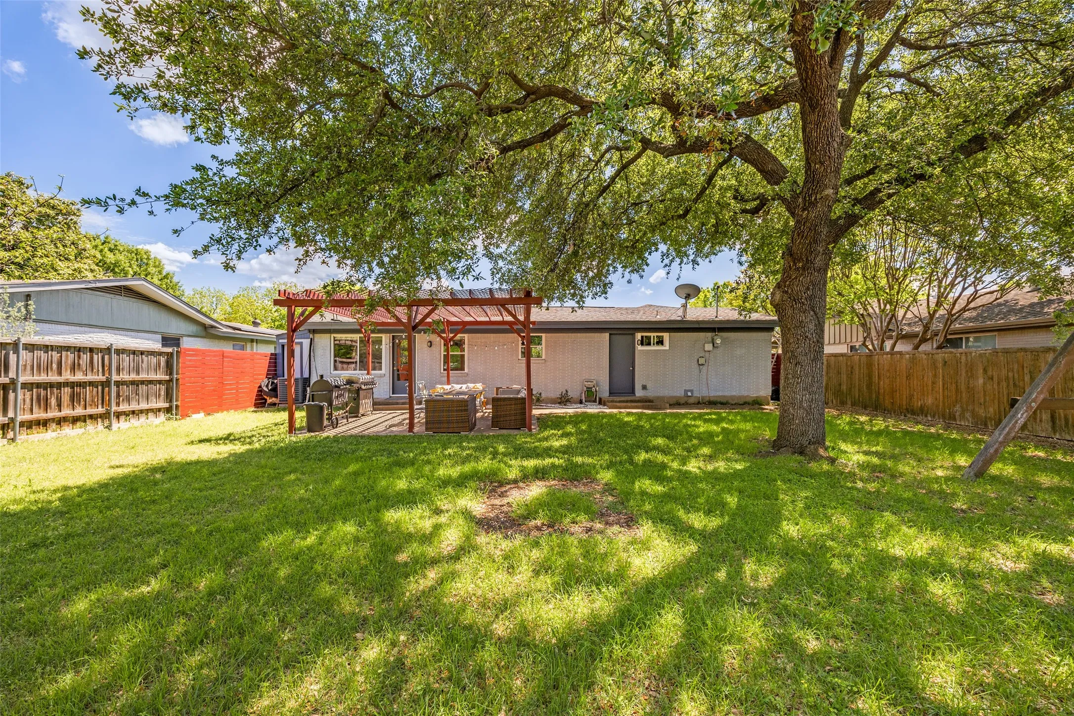 Single Family Residence For Rent in Dallas County , 11021 Cactus Lane, Dallas, Texas 75238, 3 Bedrooms, 3 Bathrooms, Garage spaces, 1,773 Sqft, built in 1958, Preowned, Price $3,100, mls#21237094, Real Estate Agent in Dallas, Homes For Rent in Dallas county, Homes For Rent in Dallas, Realtor in Dallas Texas, Real Estate Brokerage Independent Realty Texas, Luminita Cordes Realtor