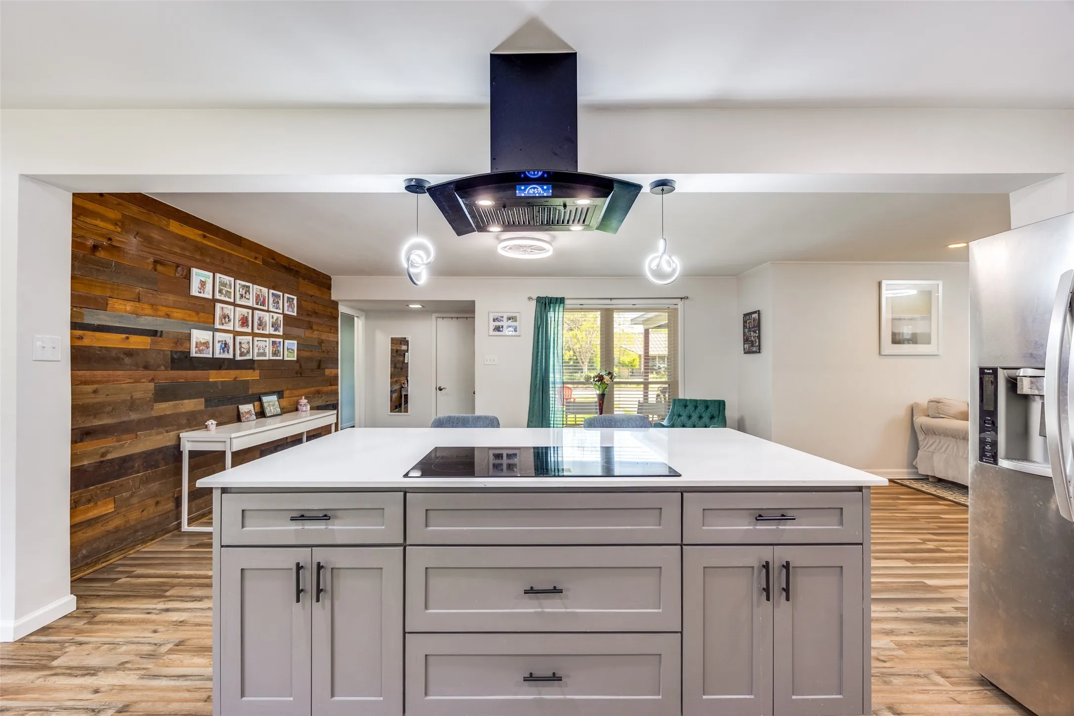 Single Family Residence For Rent in Dallas County , 11021 Cactus Lane, Dallas, Texas 75238, 3 Bedrooms, 3 Bathrooms, Garage spaces, 1,773 Sqft, built in 1958, Preowned, Price $3,100, mls#21237094, Real Estate Agent in Dallas, Homes For Rent in Dallas county, Homes For Rent in Dallas, Realtor in Dallas Texas, Real Estate Brokerage Independent Realty Texas, Luminita Cordes Realtor