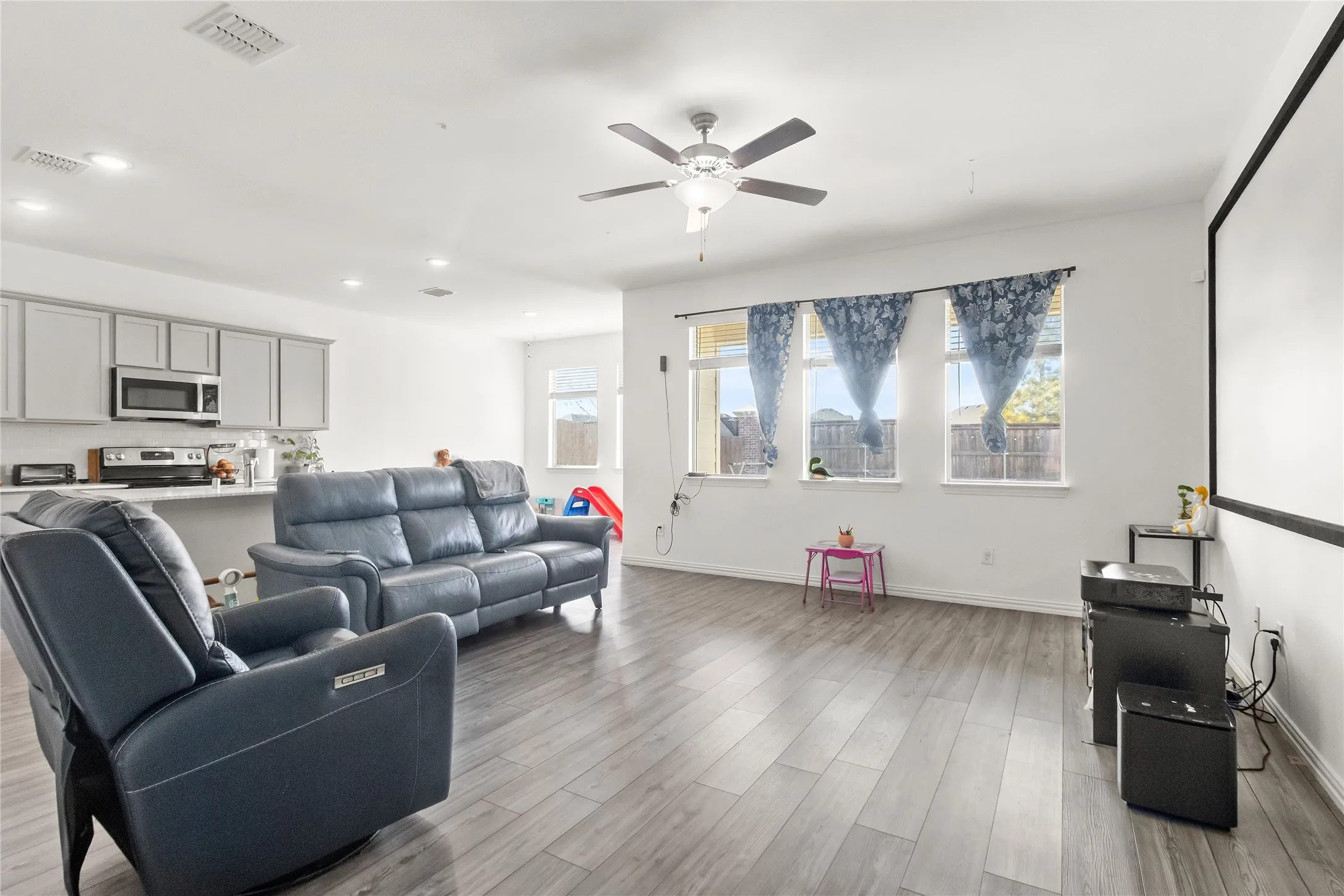 Single Family Residence For Rent in Denton County , 3505 Riverside Drive, Aubrey, Texas 76227, 4 Bedroom, 2 Bathroom, 2 Garage spaces, 1,838 Sqft, built in 2021, Preowned, mls#21237135, Real Estate Agent in Aubrey, Homes For Rent in Denton county, Homes For Rent in Aubrey, Realtor in Aubrey Texas, Real Estate Brokerage Independent Realty Texas, Luminita Cordes Realtor