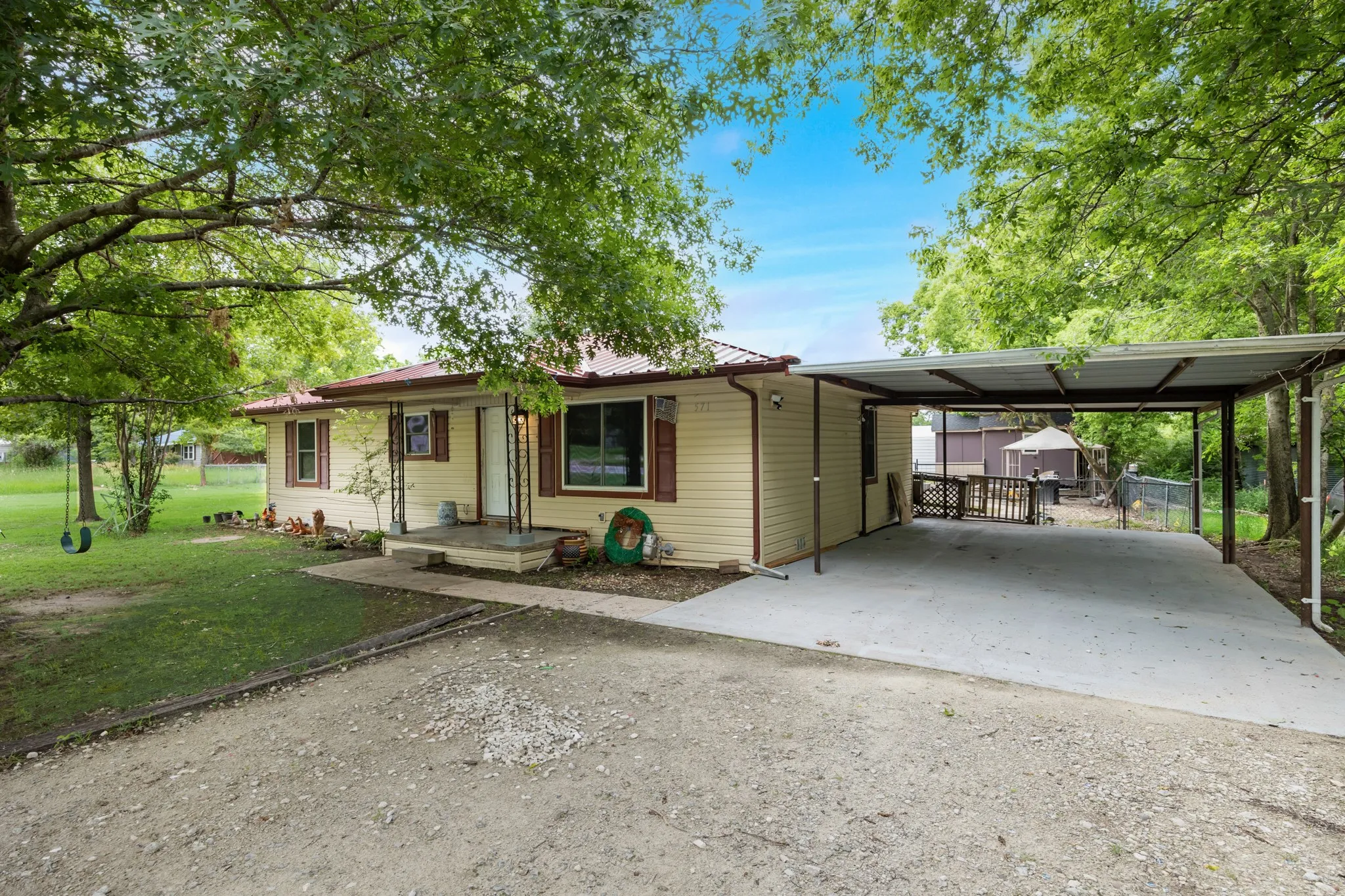 Single Family Residence For Sale in Rains County , 571 S 1st Street, Point, Texas 75472, 3 Bedroom, 1 Bathroom, Garage spaces, 1,305 Sqft, built in 1965, Preowned, mls#21237064, Real Estate Agent in Point, Homes For Sale in Rains county, Homes For Sale in Point, Realtor in Point Texas, Real Estate Brokerage Independent Realty Texas, Luminita Cordes Realtor