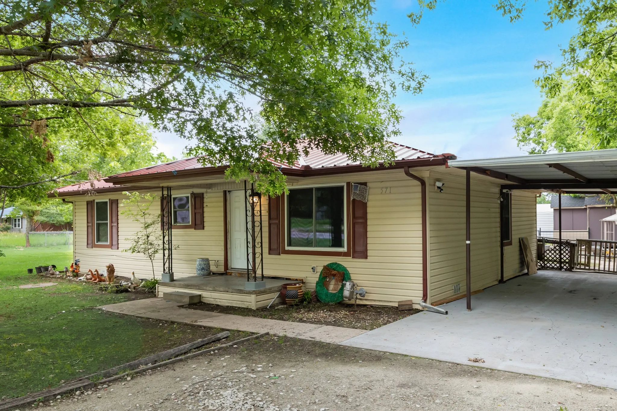 Single Family Residence For Sale in Rains County , 571 S 1st Street, Point, Texas 75472, 3 Bedroom, 1 Bathroom, Garage spaces, 1,305 Sqft, built in 1965, Preowned, mls#21237064, Real Estate Agent in Point, Homes For Sale in Rains county, Homes For Sale in Point, Realtor in Point Texas, Real Estate Brokerage Independent Realty Texas, Luminita Cordes Realtor
