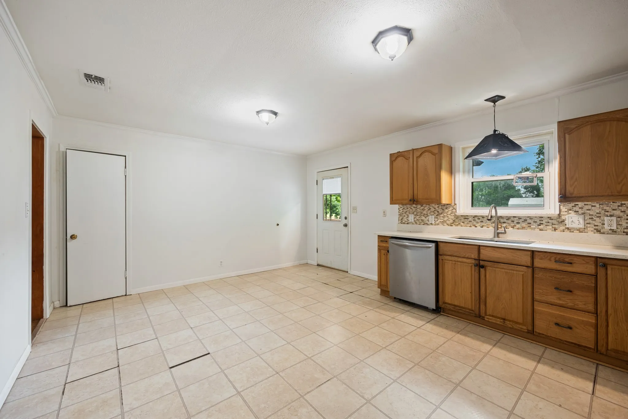 Single Family Residence For Sale in Rains County , 571 S 1st Street, Point, Texas 75472, 3 Bedroom, 1 Bathroom, Garage spaces, 1,305 Sqft, built in 1965, Preowned, mls#21237064, Real Estate Agent in Point, Homes For Sale in Rains county, Homes For Sale in Point, Realtor in Point Texas, Real Estate Brokerage Independent Realty Texas, Luminita Cordes Realtor