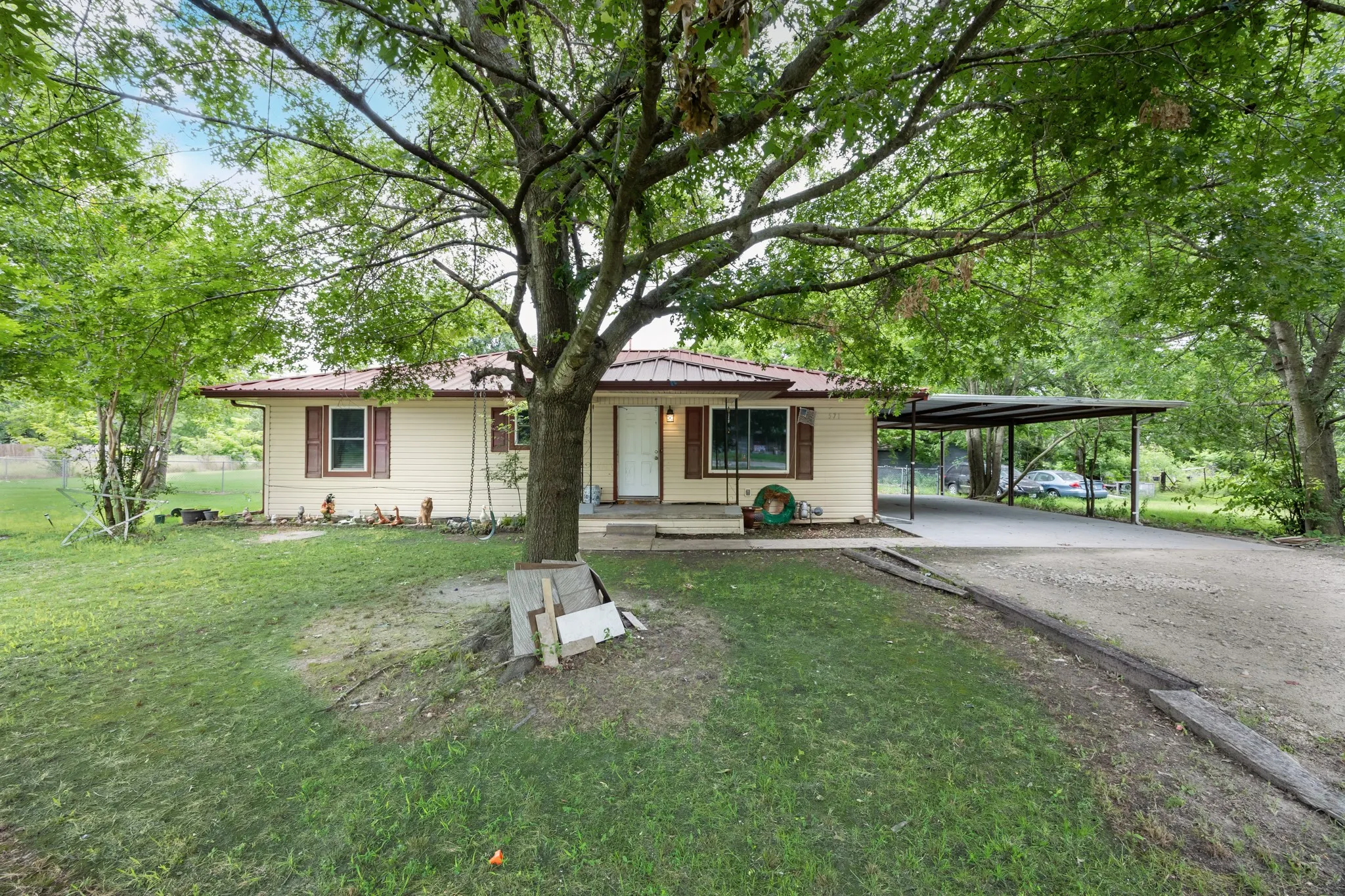 Single Family Residence For Sale in Rains County , 571 S 1st Street, Point, Texas 75472, 3 Bedroom, 1 Bathroom, Garage spaces, 1,305 Sqft, built in 1965, Preowned, mls#21237064, Real Estate Agent in Point, Homes For Sale in Rains county, Homes For Sale in Point, Realtor in Point Texas, Real Estate Brokerage Independent Realty Texas, Luminita Cordes Realtor