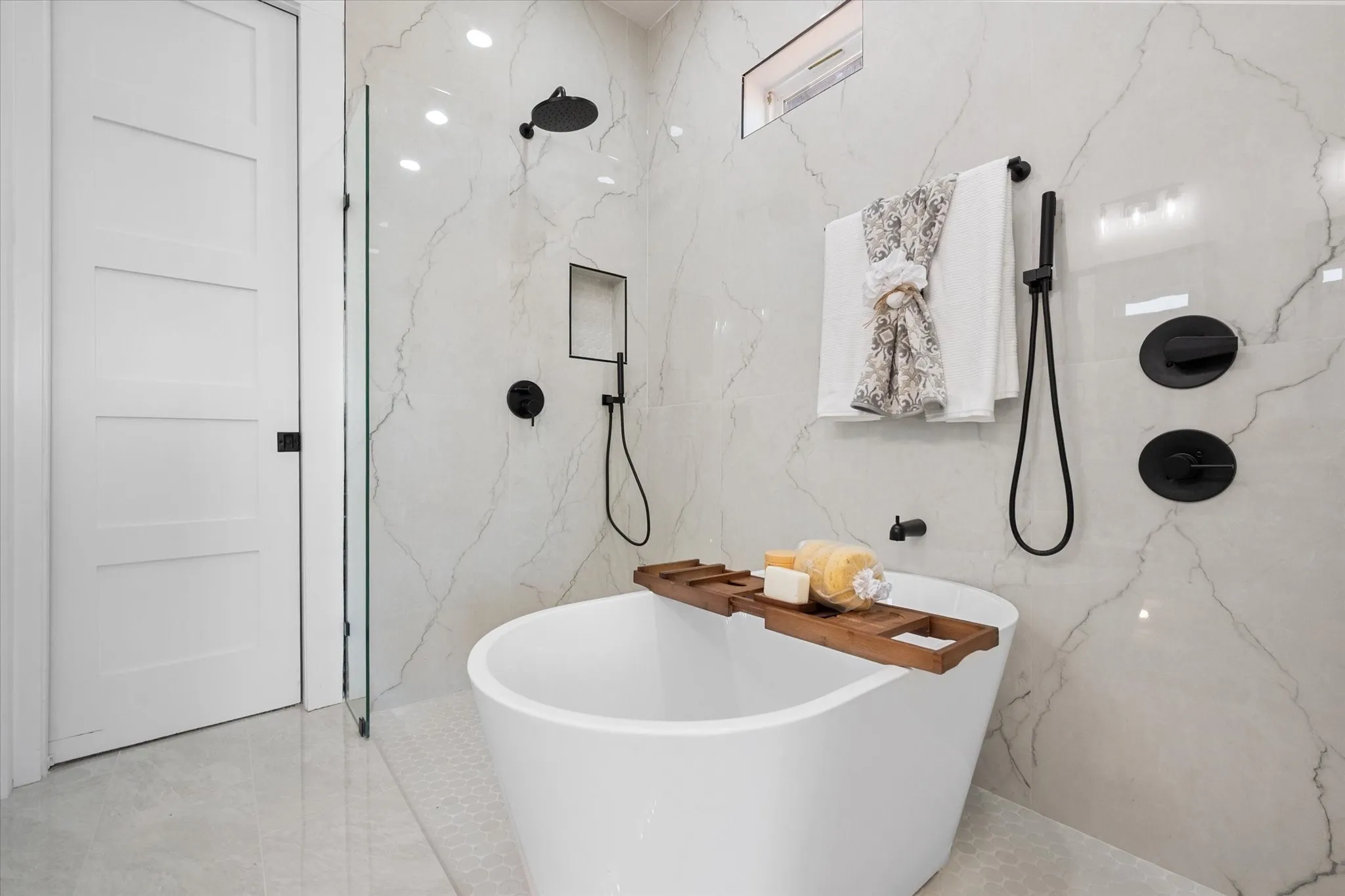 Wet area with dual showers & tub