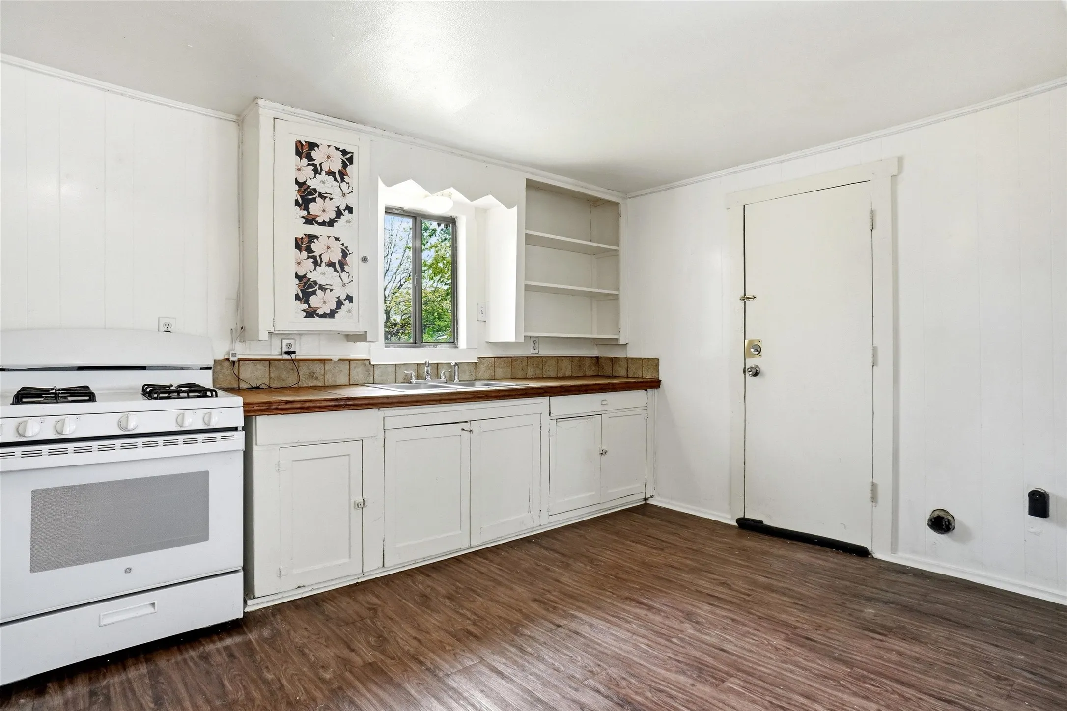 Single Family Residence For Sale in Denton County , 506 Bluebonnet Street, Aubrey, Texas 76227, 2 Bedroom, 1 Bathroom, Garage spaces, 720 Sqft, built in 1957, Preowned, mls#21231209, Real Estate Agent in Aubrey, Homes For Sale in Denton county, Homes For Sale in Aubrey, Realtor in Aubrey Texas, Real Estate Brokerage Independent Realty Texas, Luminita Cordes Realtor