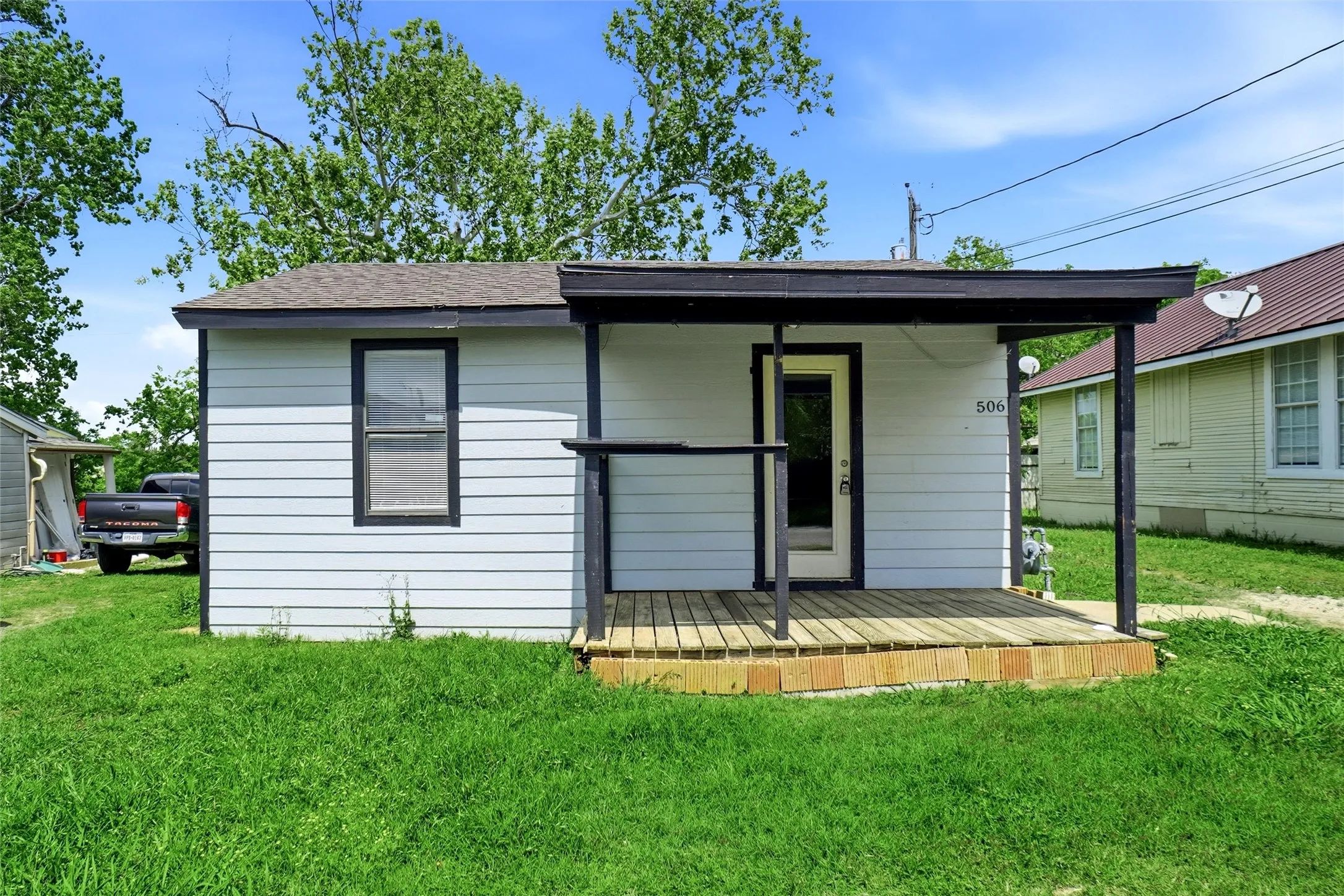 Single Family Residence For Sale in Denton County , 506 Bluebonnet Street, Aubrey, Texas 76227, 2 Bedroom, 1 Bathroom, Garage spaces, 720 Sqft, built in 1957, Preowned, mls#21231209, Real Estate Agent in Aubrey, Homes For Sale in Denton county, Homes For Sale in Aubrey, Realtor in Aubrey Texas, Real Estate Brokerage Independent Realty Texas, Luminita Cordes Realtor