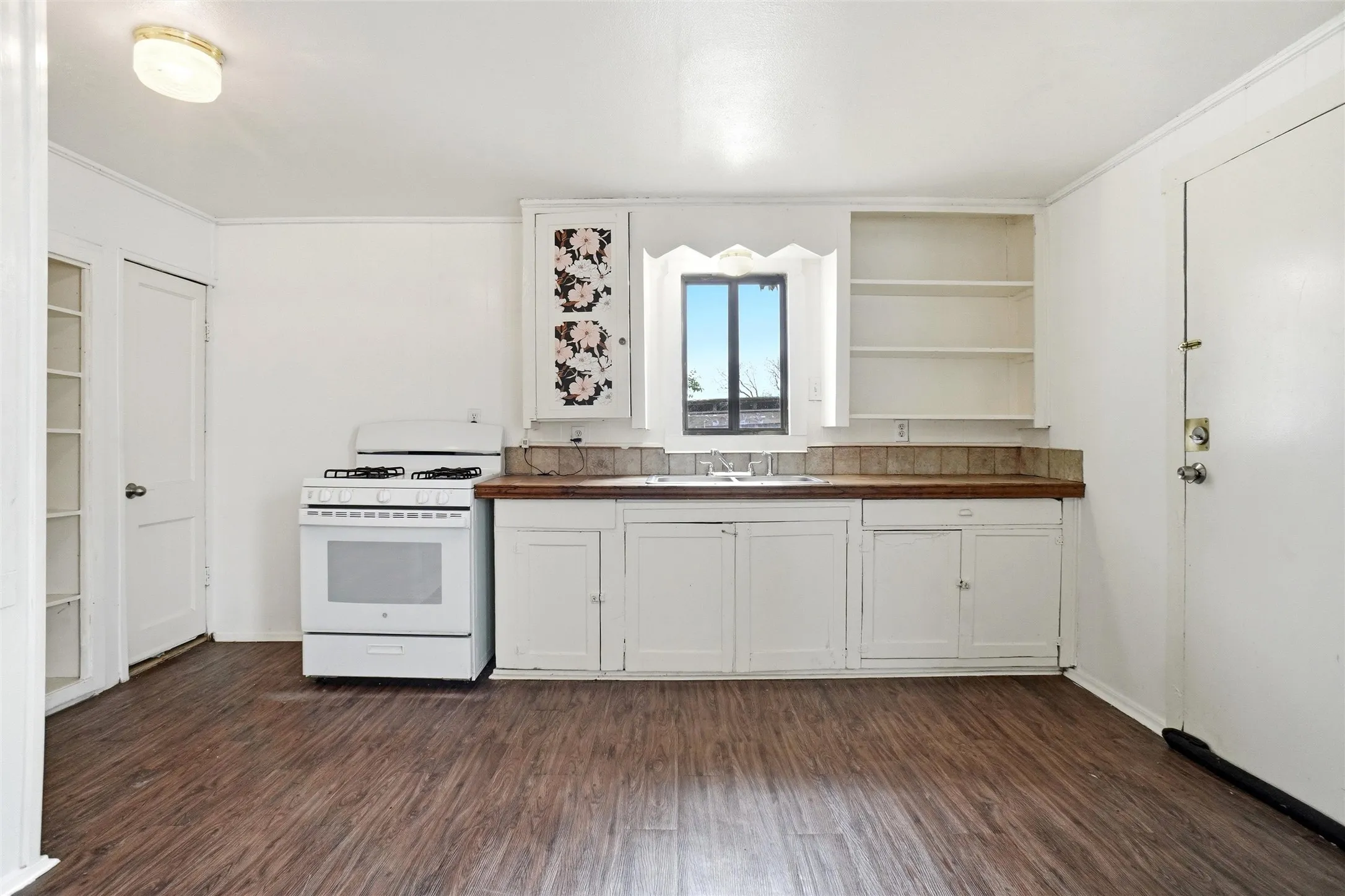 Single Family Residence For Sale in Denton County , 506 Bluebonnet Street, Aubrey, Texas 76227, 2 Bedroom, 1 Bathroom, Garage spaces, 720 Sqft, built in 1957, Preowned, mls#21231209, Real Estate Agent in Aubrey, Homes For Sale in Denton county, Homes For Sale in Aubrey, Realtor in Aubrey Texas, Real Estate Brokerage Independent Realty Texas, Luminita Cordes Realtor