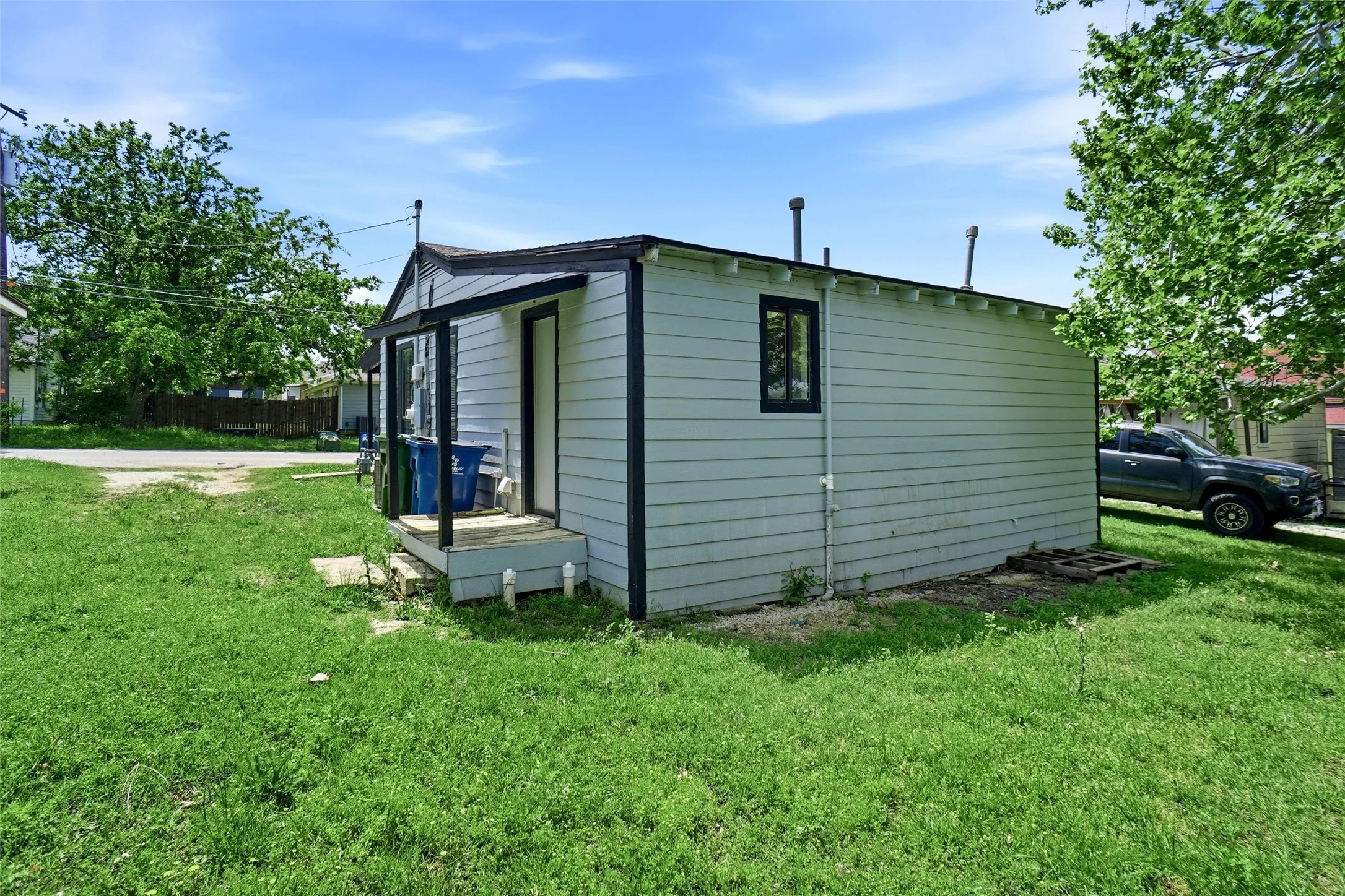 Single Family Residence For Sale in Denton County , 506 Bluebonnet Street, Aubrey, Texas 76227, 2 Bedroom, 1 Bathroom, Garage spaces, 720 Sqft, built in 1957, Preowned, mls#21231209, Real Estate Agent in Aubrey, Homes For Sale in Denton county, Homes For Sale in Aubrey, Realtor in Aubrey Texas, Real Estate Brokerage Independent Realty Texas, Luminita Cordes Realtor