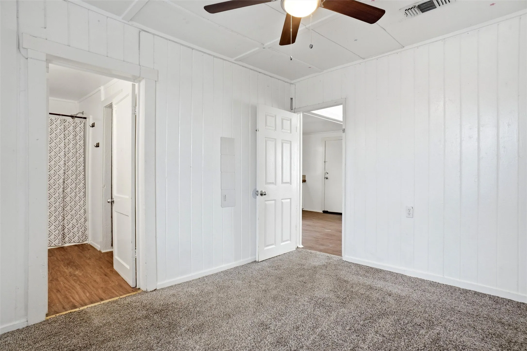 Single Family Residence For Sale in Denton County , 506 Bluebonnet Street, Aubrey, Texas 76227, 2 Bedroom, 1 Bathroom, Garage spaces, 720 Sqft, built in 1957, Preowned, mls#21231209, Real Estate Agent in Aubrey, Homes For Sale in Denton county, Homes For Sale in Aubrey, Realtor in Aubrey Texas, Real Estate Brokerage Independent Realty Texas, Luminita Cordes Realtor