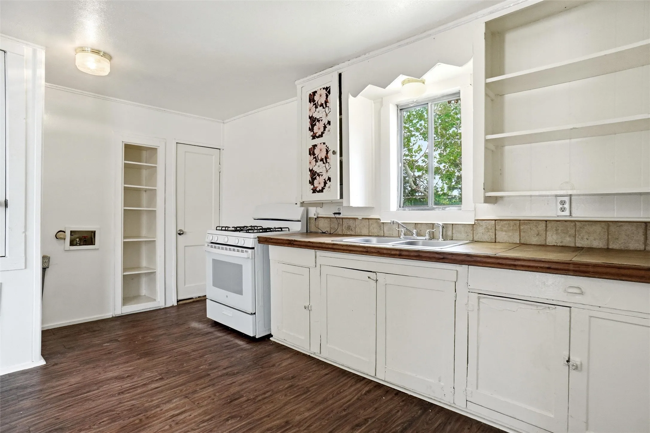 Single Family Residence For Sale in Denton County , 506 Bluebonnet Street, Aubrey, Texas 76227, 2 Bedroom, 1 Bathroom, Garage spaces, 720 Sqft, built in 1957, Preowned, mls#21231209, Real Estate Agent in Aubrey, Homes For Sale in Denton county, Homes For Sale in Aubrey, Realtor in Aubrey Texas, Real Estate Brokerage Independent Realty Texas, Luminita Cordes Realtor