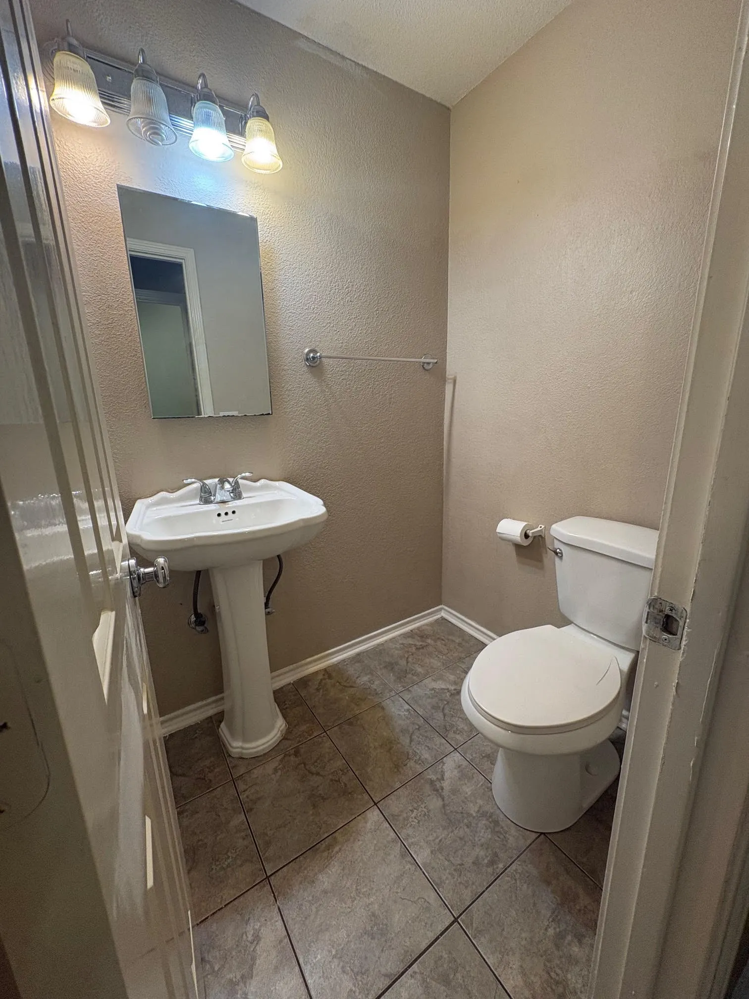 Single Family Residence For Sale in Dallas County , 320 W Williams Street, Cedar Hill, Texas 75104, 3 Bedroom, 3 Bathroom, Garage spaces, 2,317 Sqft, built in 1985, Preowned, mls#21236795, Real Estate Agent in Cedar Hill, Homes For Sale in Dallas county, Homes For Sale in Cedar Hill, Realtor in Cedar Hill Texas, Real Estate Brokerage Independent Realty Texas, Luminita Cordes Realtor