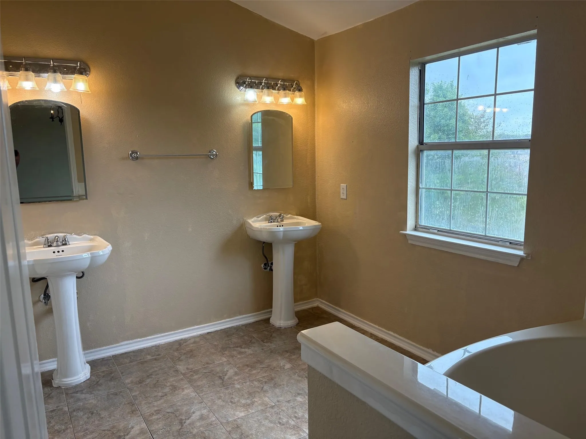 Single Family Residence For Sale in Dallas County , 320 W Williams Street, Cedar Hill, Texas 75104, 3 Bedroom, 3 Bathroom, Garage spaces, 2,317 Sqft, built in 1985, Preowned, mls#21236795, Real Estate Agent in Cedar Hill, Homes For Sale in Dallas county, Homes For Sale in Cedar Hill, Realtor in Cedar Hill Texas, Real Estate Brokerage Independent Realty Texas, Luminita Cordes Realtor