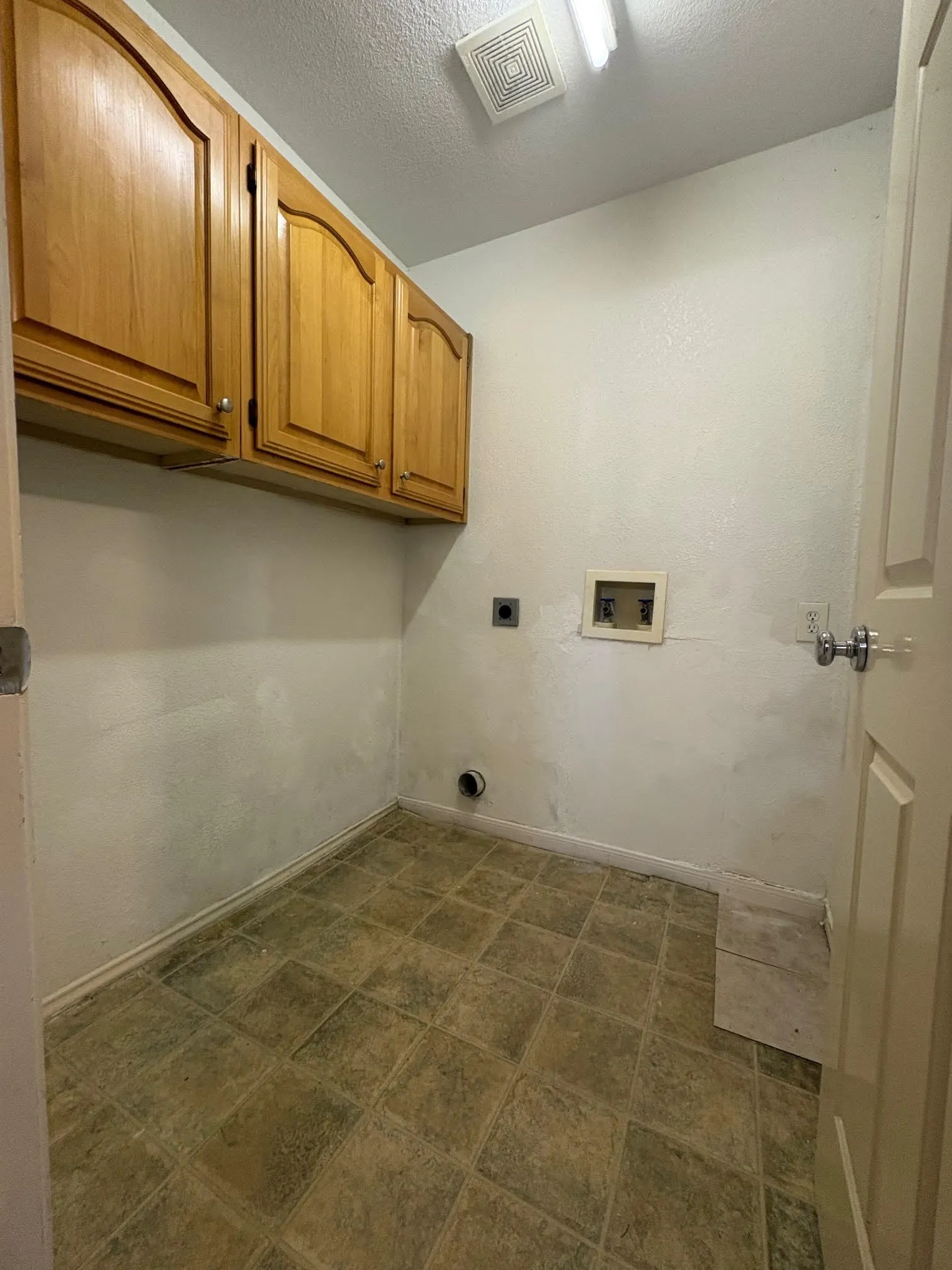 Single Family Residence For Sale in Dallas County , 320 W Williams Street, Cedar Hill, Texas 75104, 3 Bedroom, 3 Bathroom, Garage spaces, 2,317 Sqft, built in 1985, Preowned, mls#21236795, Real Estate Agent in Cedar Hill, Homes For Sale in Dallas county, Homes For Sale in Cedar Hill, Realtor in Cedar Hill Texas, Real Estate Brokerage Independent Realty Texas, Luminita Cordes Realtor