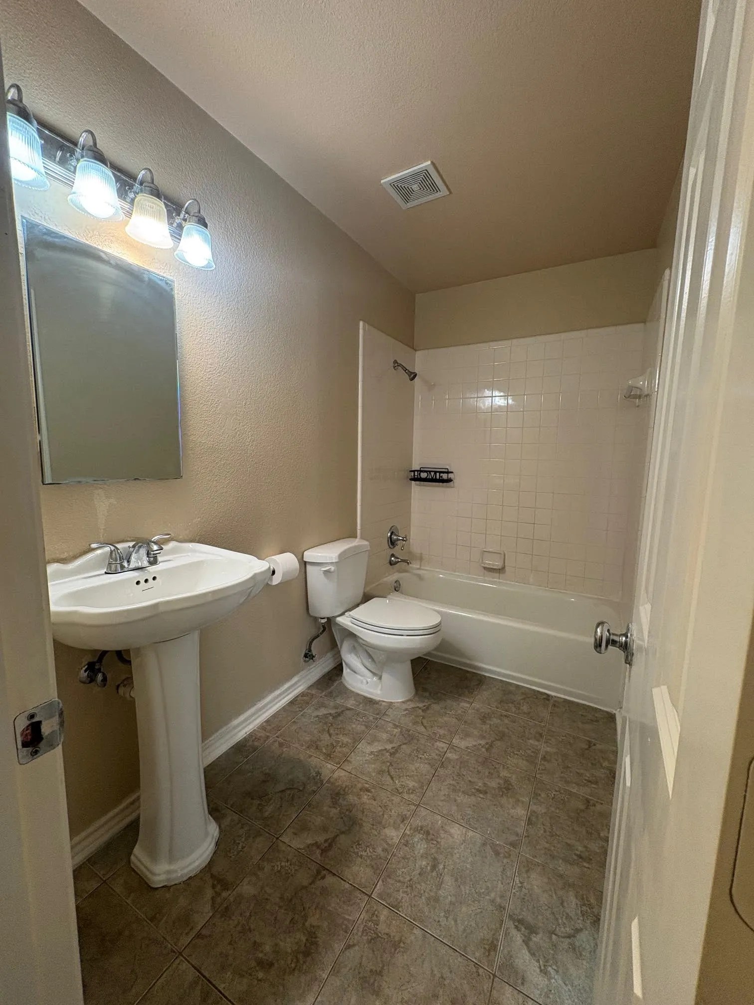Single Family Residence For Sale in Dallas County , 320 W Williams Street, Cedar Hill, Texas 75104, 3 Bedroom, 3 Bathroom, Garage spaces, 2,317 Sqft, built in 1985, Preowned, mls#21236795, Real Estate Agent in Cedar Hill, Homes For Sale in Dallas county, Homes For Sale in Cedar Hill, Realtor in Cedar Hill Texas, Real Estate Brokerage Independent Realty Texas, Luminita Cordes Realtor