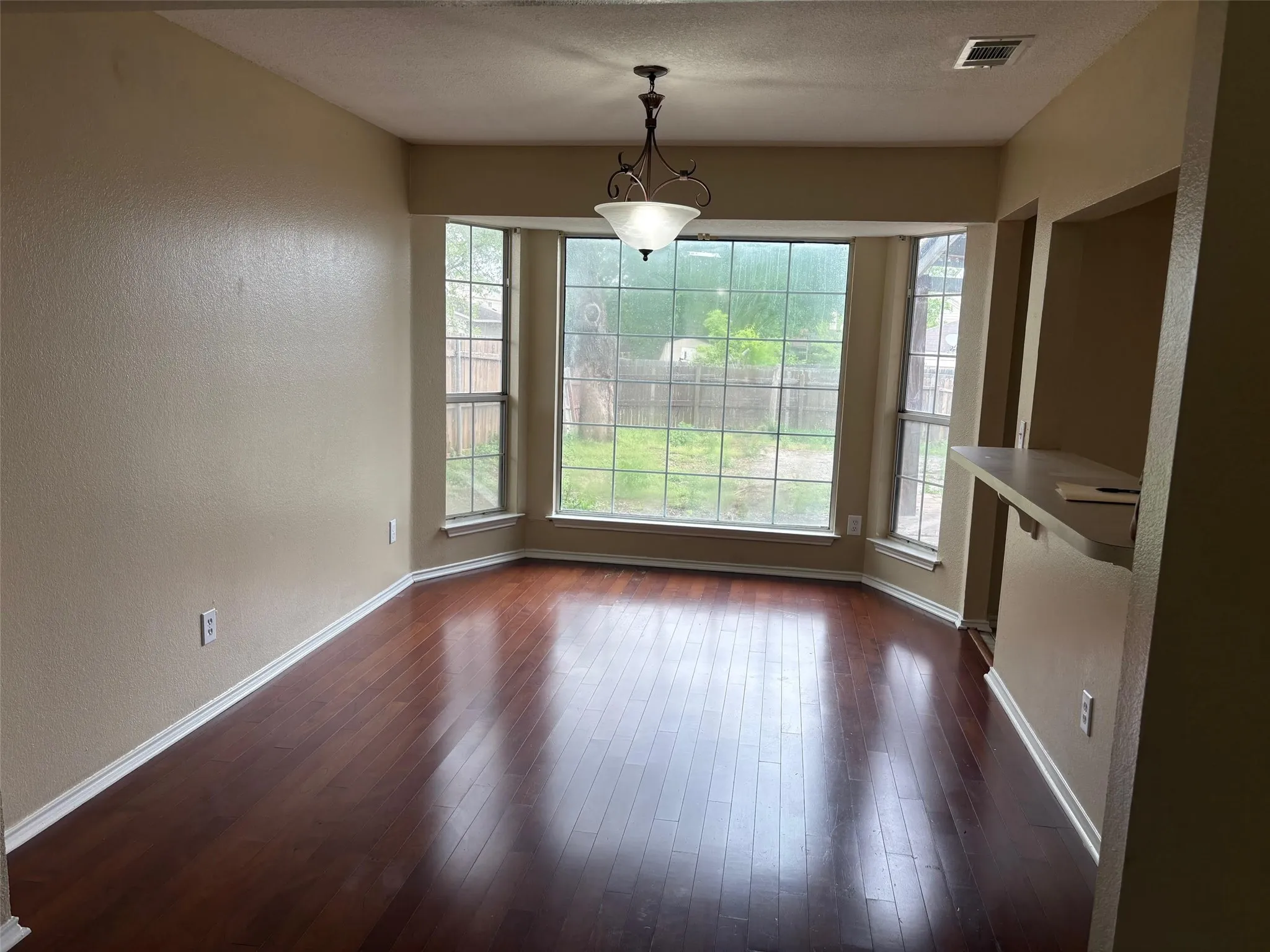 Single Family Residence For Sale in Dallas County , 320 W Williams Street, Cedar Hill, Texas 75104, 3 Bedroom, 3 Bathroom, Garage spaces, 2,317 Sqft, built in 1985, Preowned, mls#21236795, Real Estate Agent in Cedar Hill, Homes For Sale in Dallas county, Homes For Sale in Cedar Hill, Realtor in Cedar Hill Texas, Real Estate Brokerage Independent Realty Texas, Luminita Cordes Realtor