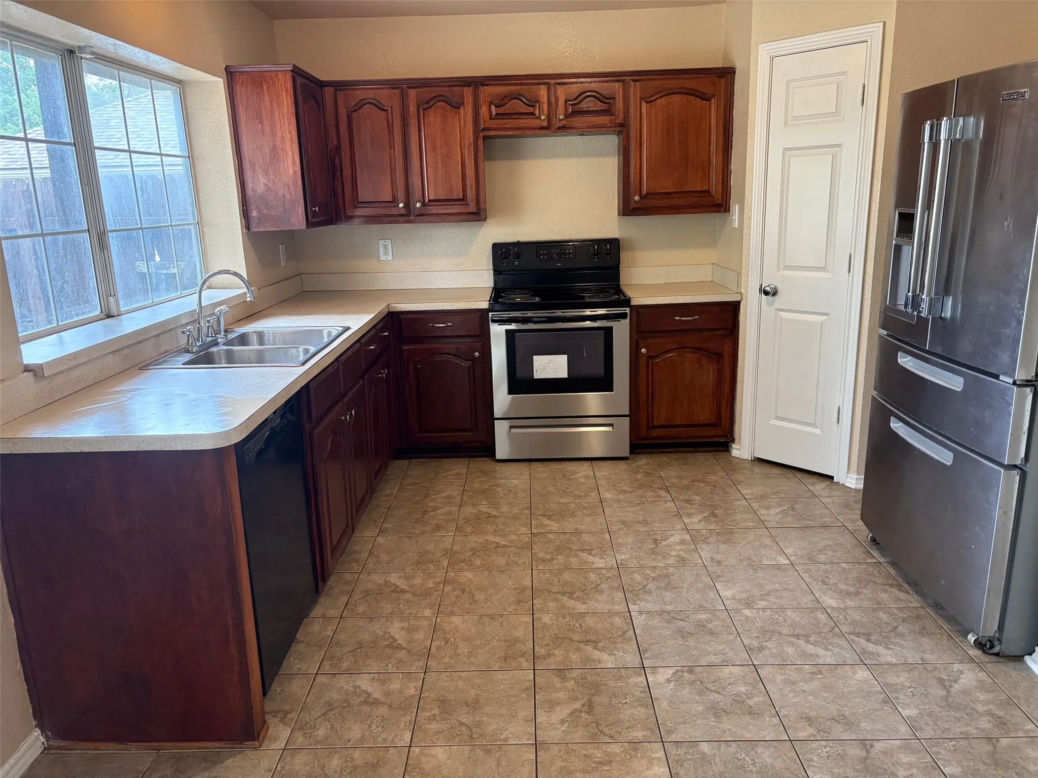 Single Family Residence For Sale in Dallas County , 320 W Williams Street, Cedar Hill, Texas 75104, 3 Bedroom, 3 Bathroom, Garage spaces, 2,317 Sqft, built in 1985, Preowned, mls#21236795, Real Estate Agent in Cedar Hill, Homes For Sale in Dallas county, Homes For Sale in Cedar Hill, Realtor in Cedar Hill Texas, Real Estate Brokerage Independent Realty Texas, Luminita Cordes Realtor
