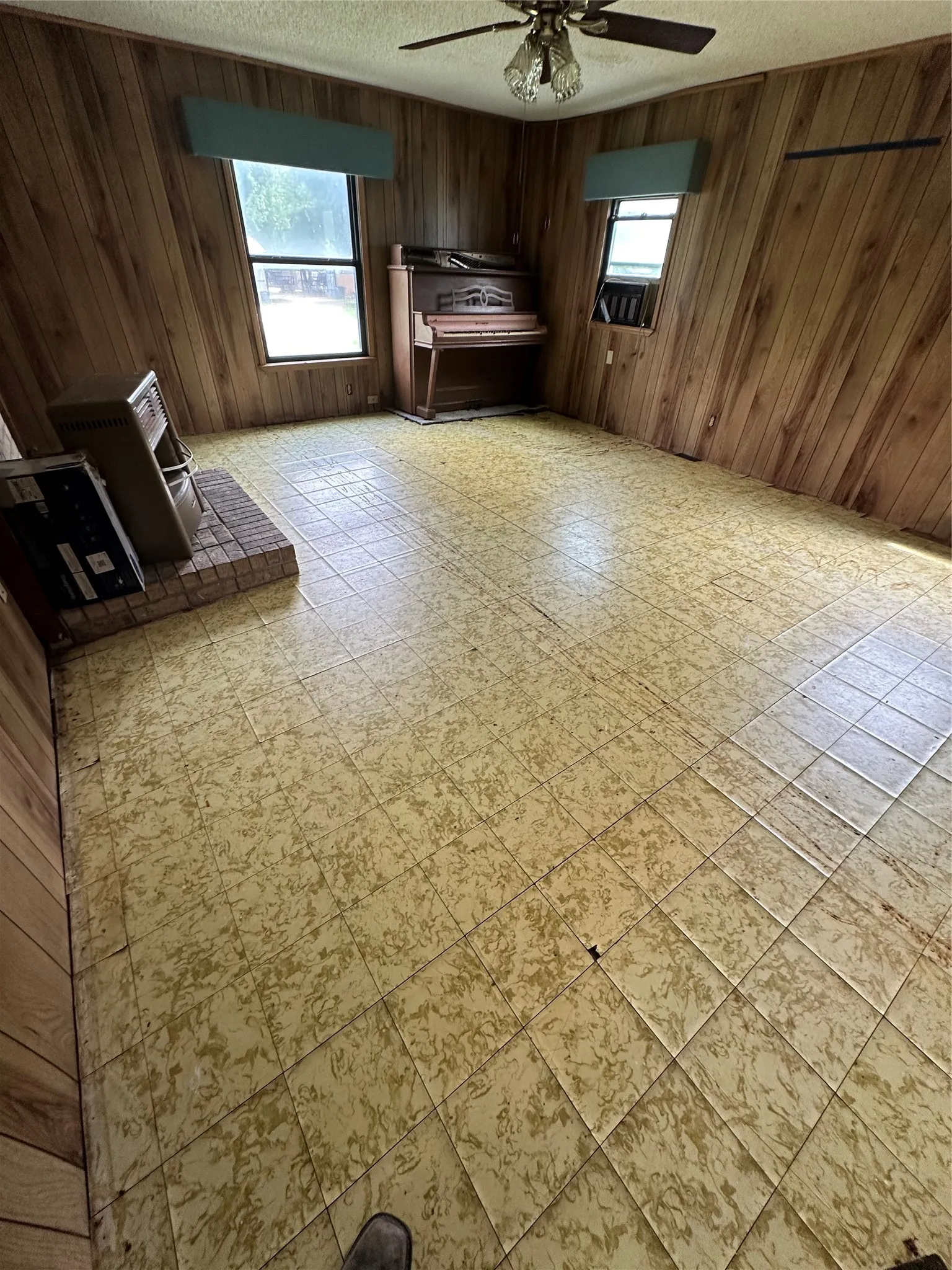 Single Family Residence For Sale in Johnson County , 8208 Pearl, Lillian, Texas 76061, 2 Bedroom, 1 Bathroom, 3 Garage spaces, 1,443 Sqft, built in 1960, mls#21237209, Real Estate Agent in Lillian, Homes For Sale in Johnson county, Homes For Sale in Lillian, Realtor in Lillian Texas, Real Estate Brokerage Independent Realty Texas, Luminita Cordes Realtor