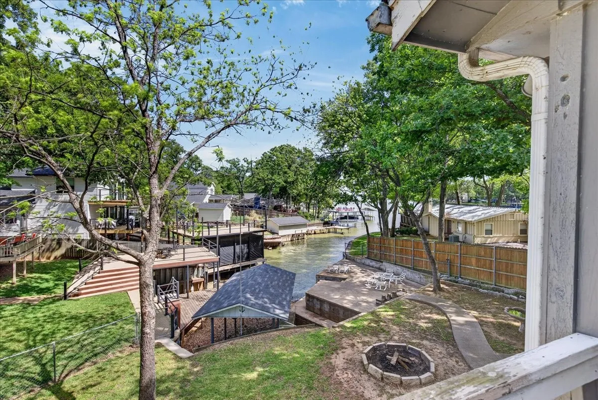 Single Family Residence For Sale in Henderson County , 1529 Oak Shore Drive, Tool, Texas 75143, 3 Bedroom, 2 Bathroom, Garage spaces, 1,536 Sqft, built in 1970, Preowned, mls#21216985, Real Estate Agent in Tool, Homes For Sale in Henderson county, Homes For Sale in Tool, Realtor in Tool Texas, Real Estate Brokerage Independent Realty Texas, Luminita Cordes Realtor